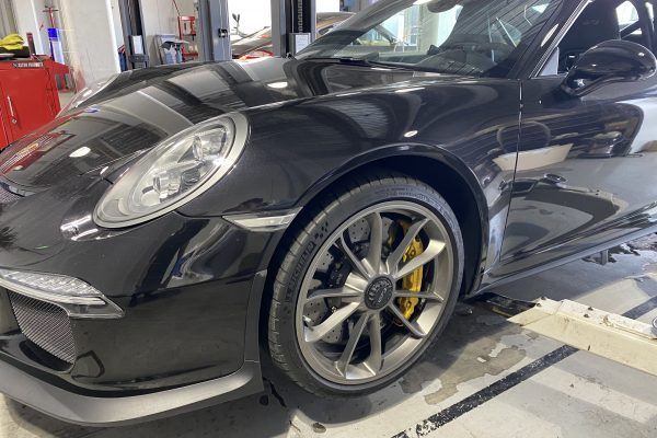 991型ポルシェ911GT3のブレーキオイル交換（センターロック式ホイール脱着）