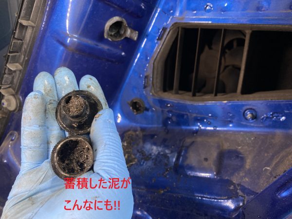 ポルシェ　窓ガラス曇り　車内に水