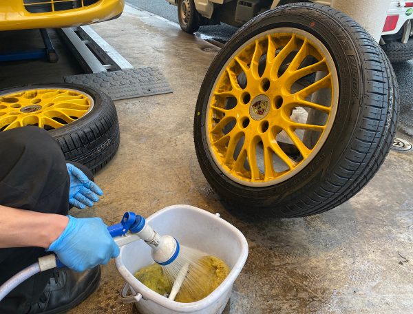 タイヤホイールの表も裏も綺麗に清掃します