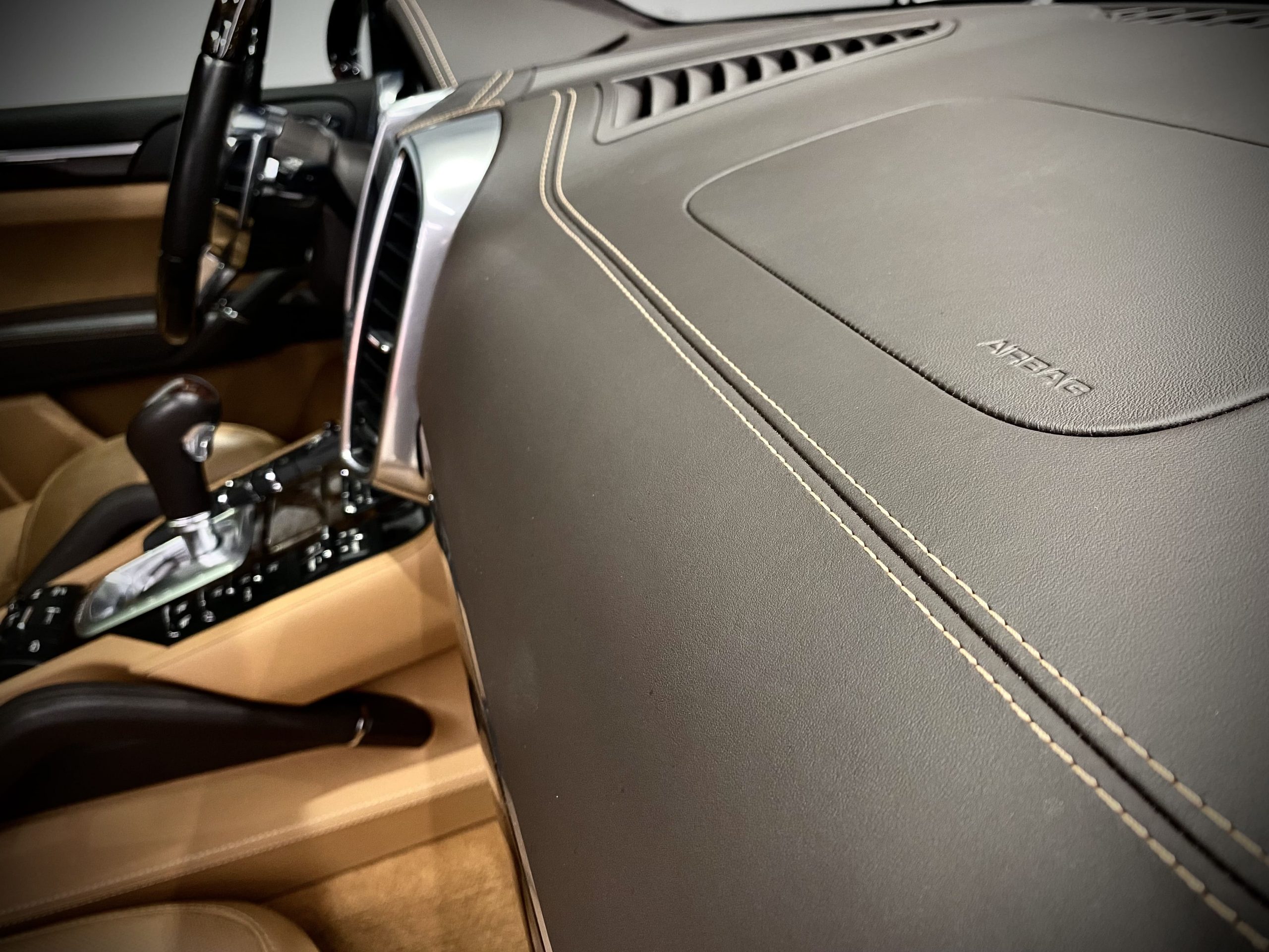 ポルシェカイエンターボ （Type958後期）<br>レザーインテリア<br>パノラマルーフ<br>ダークウォールナットインテリアPKG