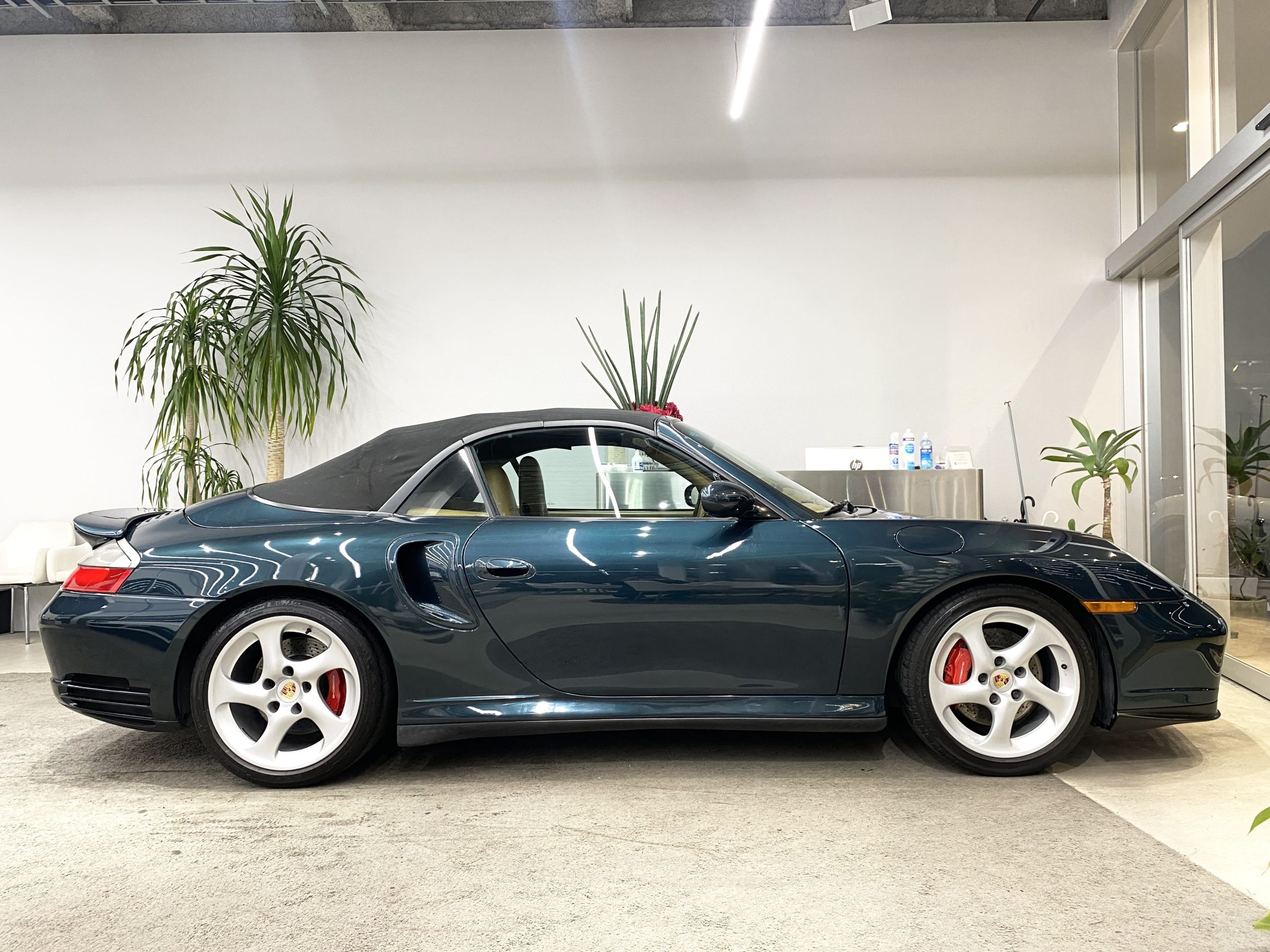 ポルシェ911ターボ カブリオレ（Type996）ティプトロニックS<br>元オートカフェポルシェ<br>オールレザーインテリア