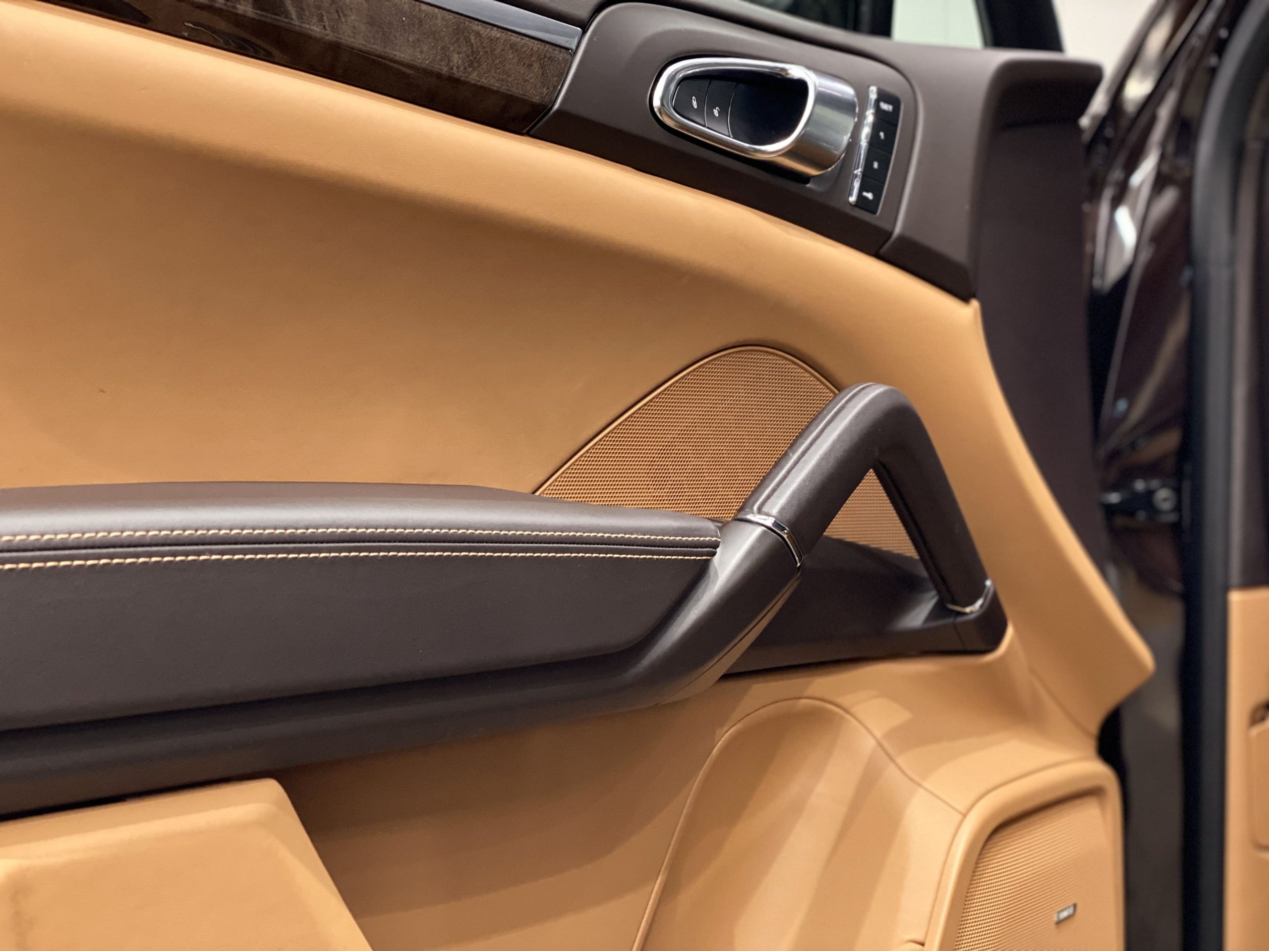 ポルシェ カイエン S E-Hybrid 後期型 右H正規D車 茶/ﾍﾞｰｼﾞｭﾂｰﾄﾝ革 14wayﾒﾓﾘｰ付ｼｰﾄ 全席ｼｰﾄﾋｰﾀｰ 純正ﾅﾋﾞ  地ﾃﾞｼﾞ BOSE Bｶﾒﾗ&PAS ｸﾙｺﾝ&LCA LEDﾍｯﾄﾞﾗｲﾄ(PDLS+付) ｴﾝﾄﾘｰD  電動Rｹﾞｰﾄ&ﾛｰﾙｱｯﾌﾟｻﾝｼｪｰﾄﾞ(ﾘｱｻｲﾄﾞｳｨﾝﾄﾞｳ) PASMｴｱｻｽ 専用緑ｷｬﾘﾊﾟｰ 純正21AW 中古車情報 | ポルシェ中古車  
