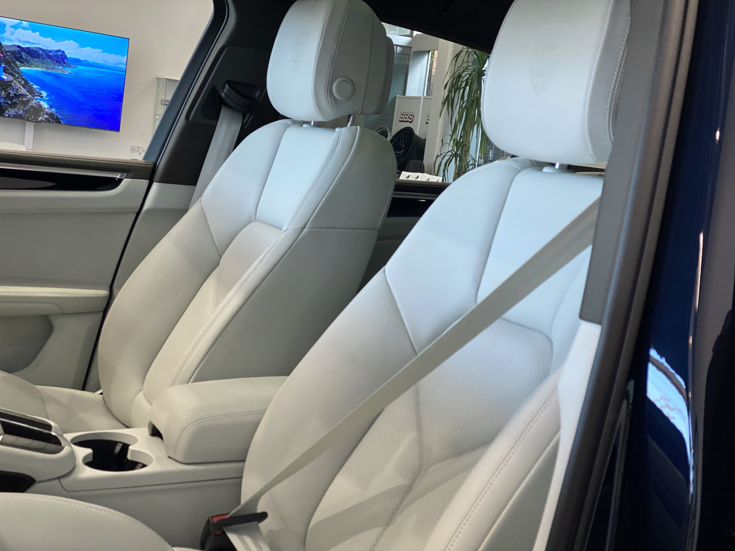 ポルシェマカン2（第ニ世代）PDK<br>OP総額335万円!<br>ツートンレザーインテリア<br>パノラマルーフシステム<br>スポーツクロノPKG