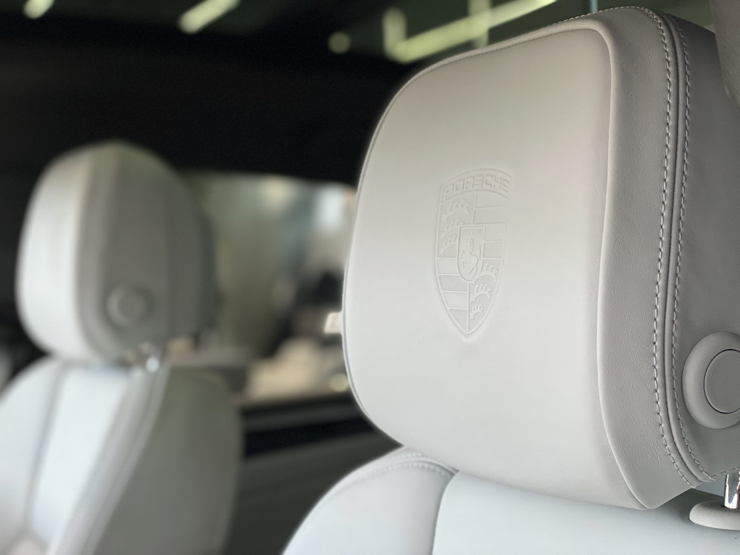 ポルシェマカン2（第ニ世代）PDK<br>OP総額335万円!<br>ツートンレザーインテリア<br>パノラマルーフシステム<br>スポーツクロノPKG