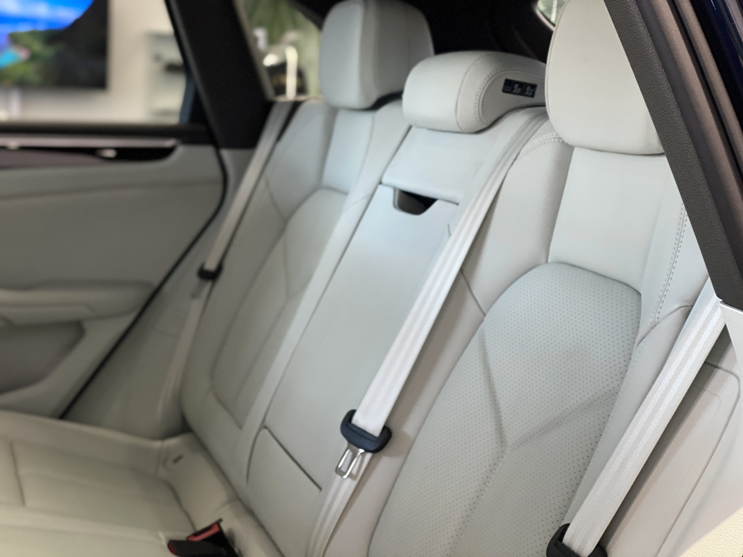 ポルシェマカン2（第ニ世代）PDK<br>OP総額335万円!<br>ツートンレザーインテリア<br>パノラマルーフシステム<br>スポーツクロノPKG
