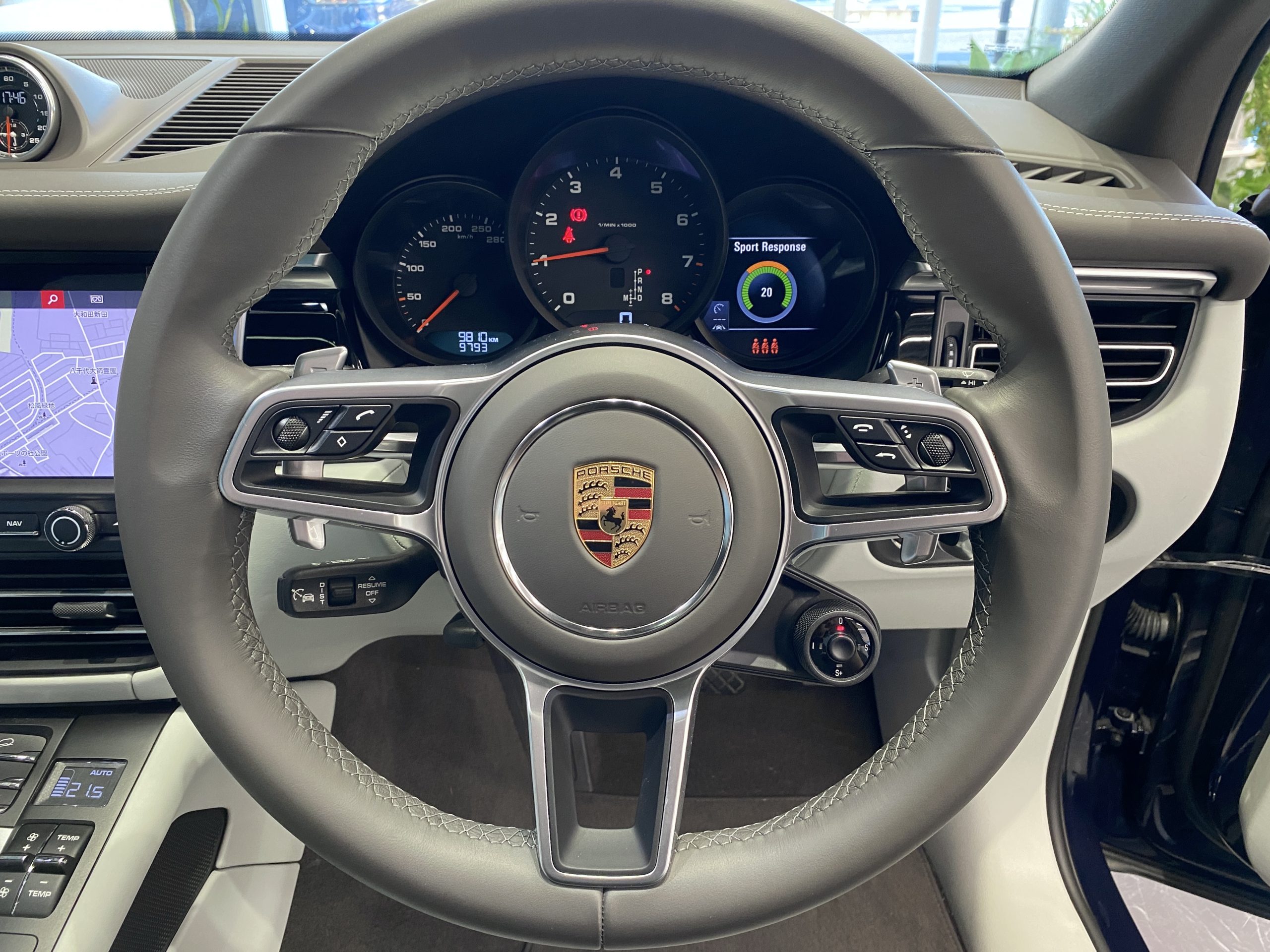 ポルシェマカン2（第ニ世代）PDK<br>OP総額335万円!<br>ツートンレザーインテリア<br>パノラマルーフシステム<br>スポーツクロノPKG