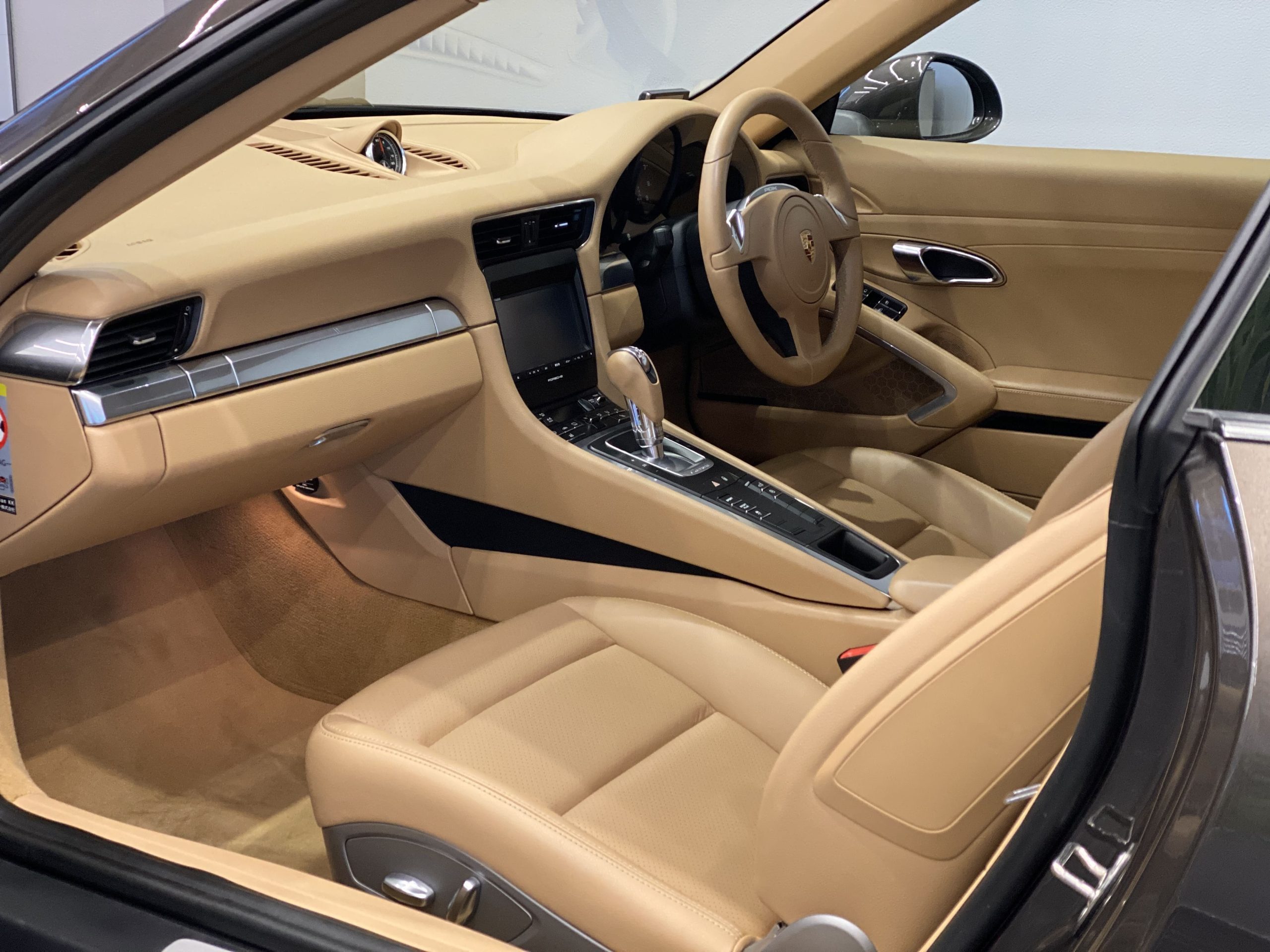 ポルシェ911カレラ4（Type991.1）PDK <br>スポーツクロノPKG<br>ベージュインテリア