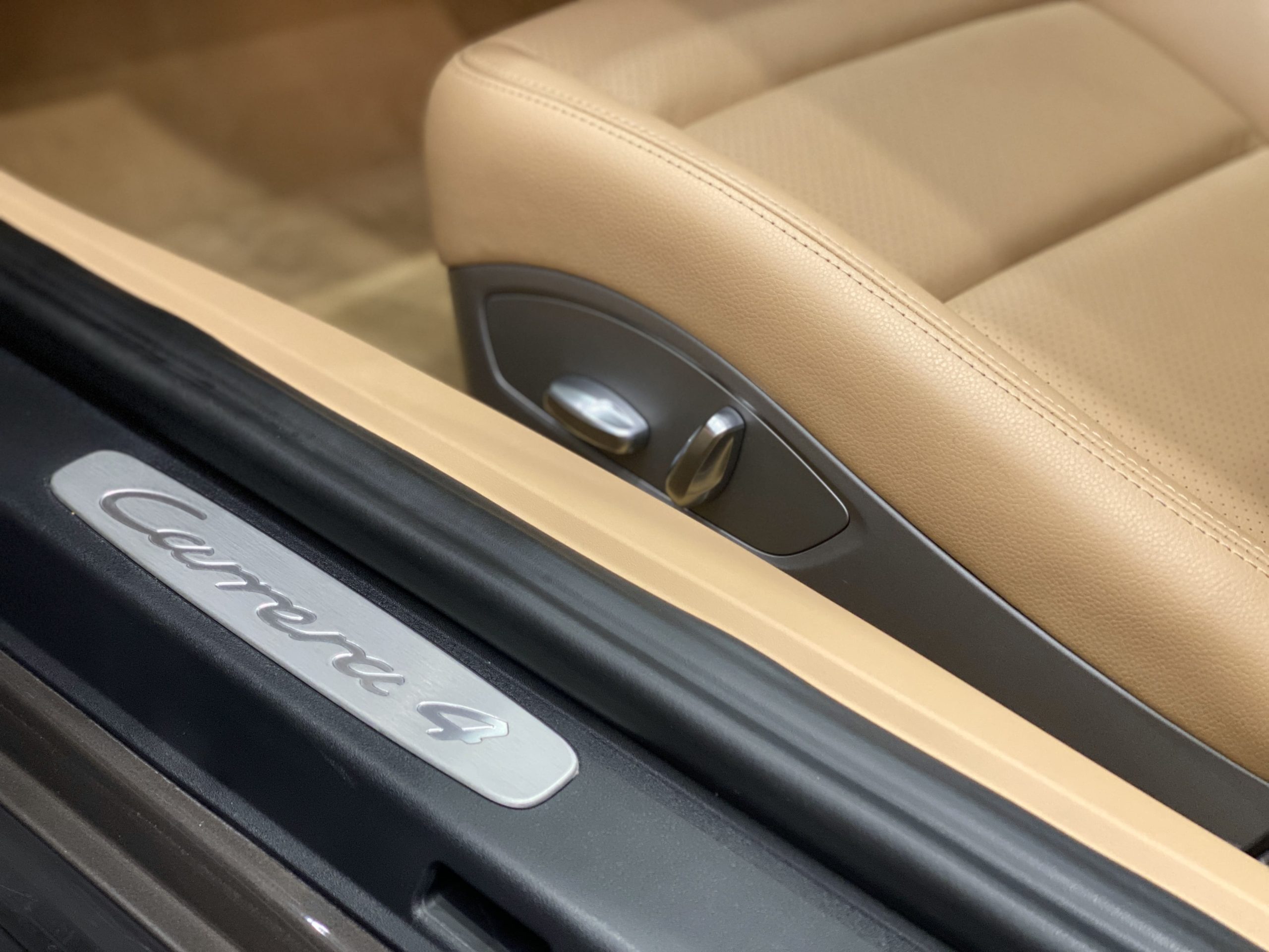 ポルシェ911カレラ4（Type991.1）PDK <br>スポーツクロノPKG<br>ベージュインテリア