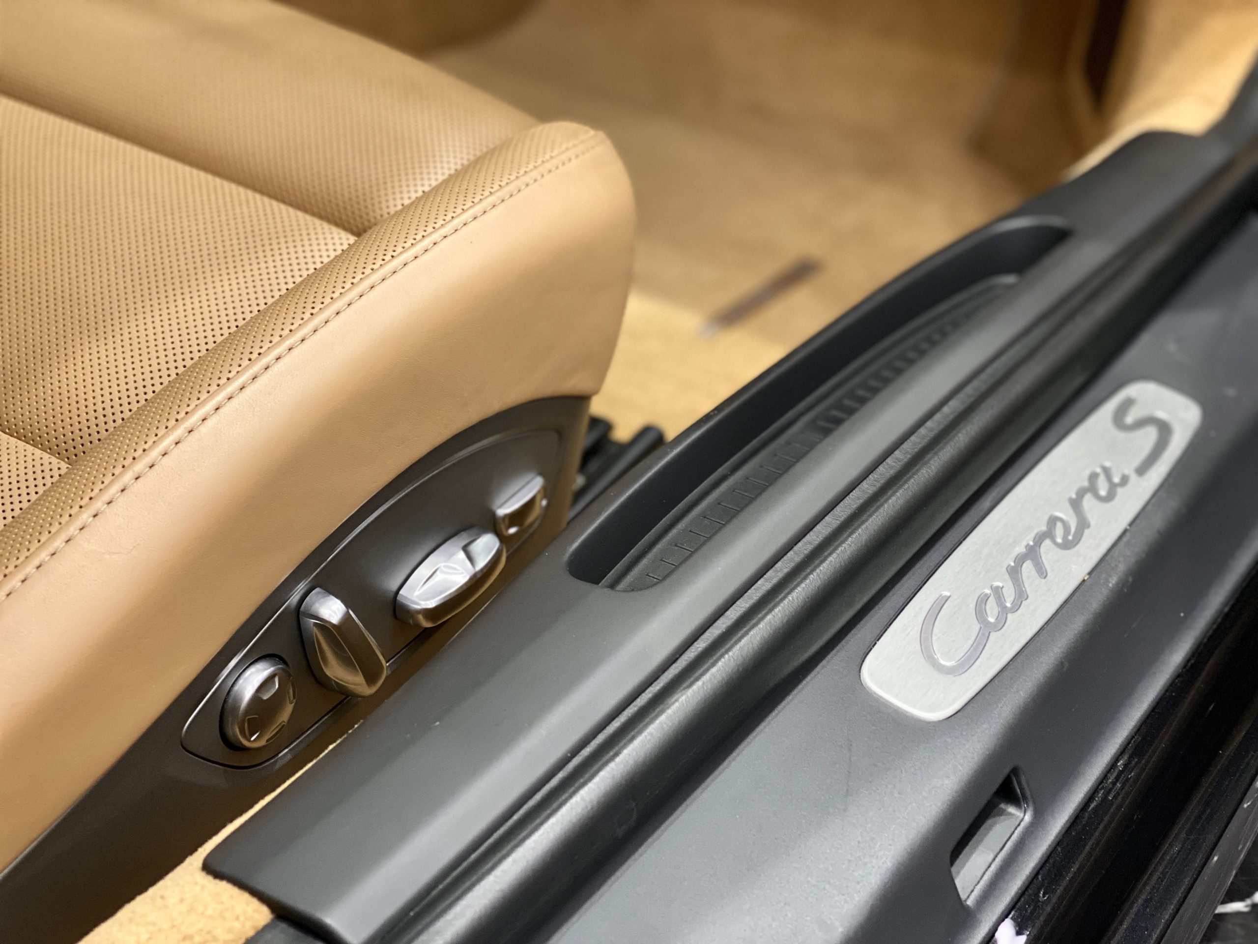 ポルシェ911カレラS（Type991.1）PDK<br>電動サンルーフ<br>スポーツクロノPKG<br>スポーツエグゾースト<br>レザーインテリア