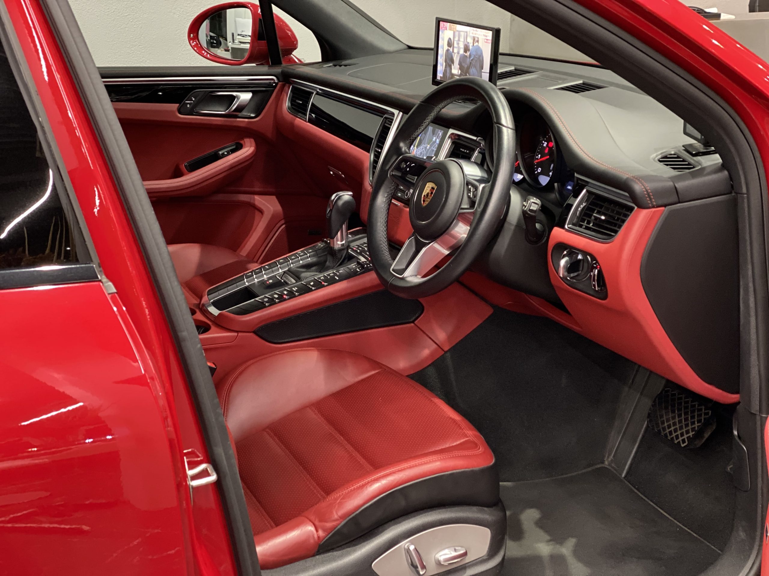 ポルシェマカンGTS PDK<br>ツートンレザーインテリア<br>スポーツエグゾースト<br>PDLS+付LEDヘッドライト<br>レーンチェンジアシスト