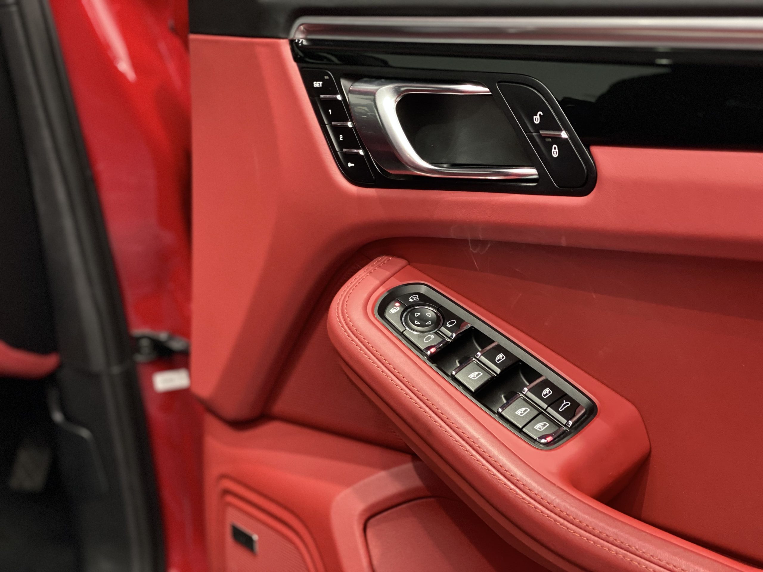 ポルシェマカンGTS PDK<br>ツートンレザーインテリア<br>スポーツエグゾースト<br>PDLS+付LEDヘッドライト<br>レーンチェンジアシスト