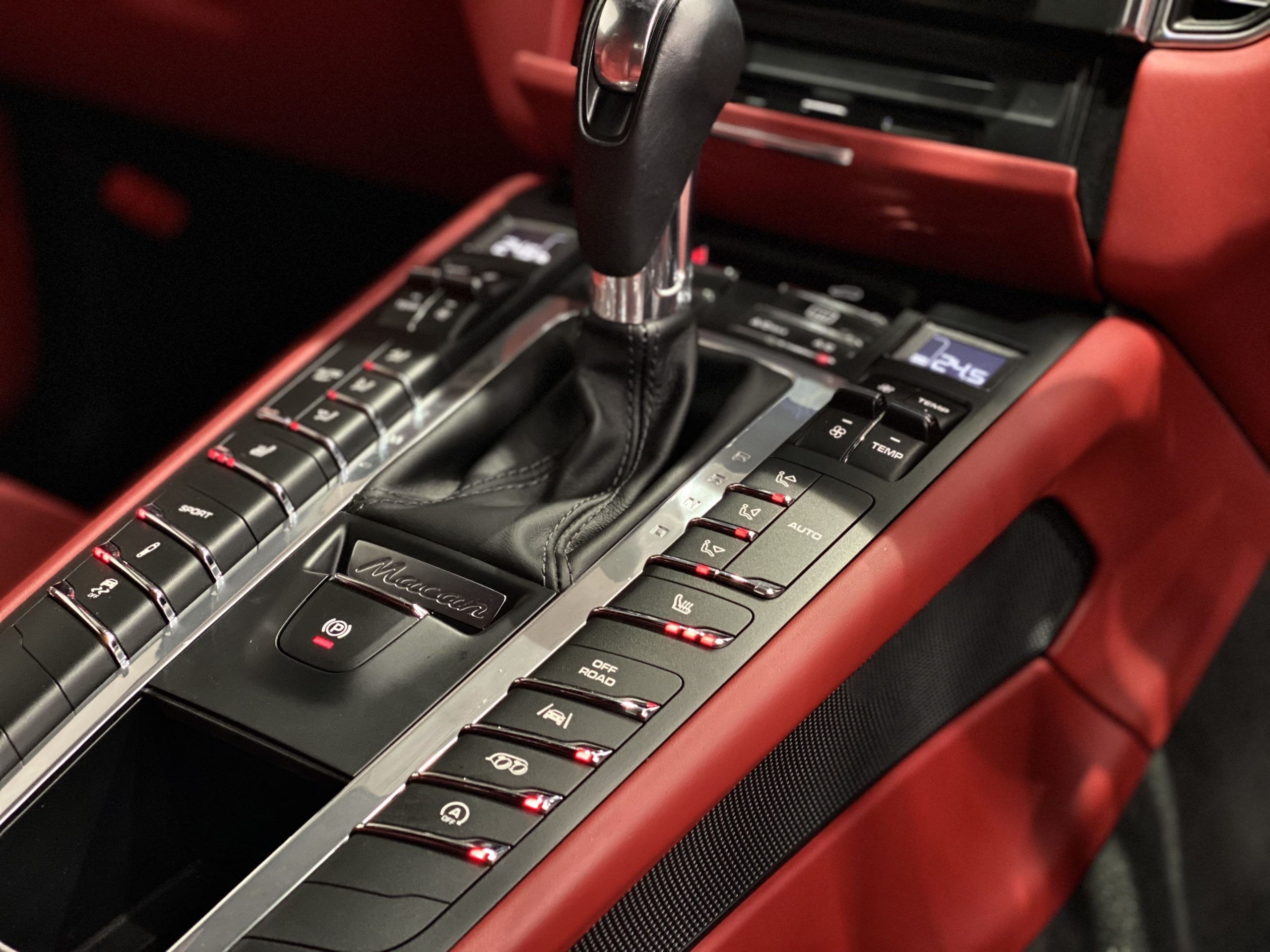 ポルシェマカンGTS PDK<br>ツートンレザーインテリア<br>スポーツエグゾースト<br>PDLS+付LEDヘッドライト<br>レーンチェンジアシスト