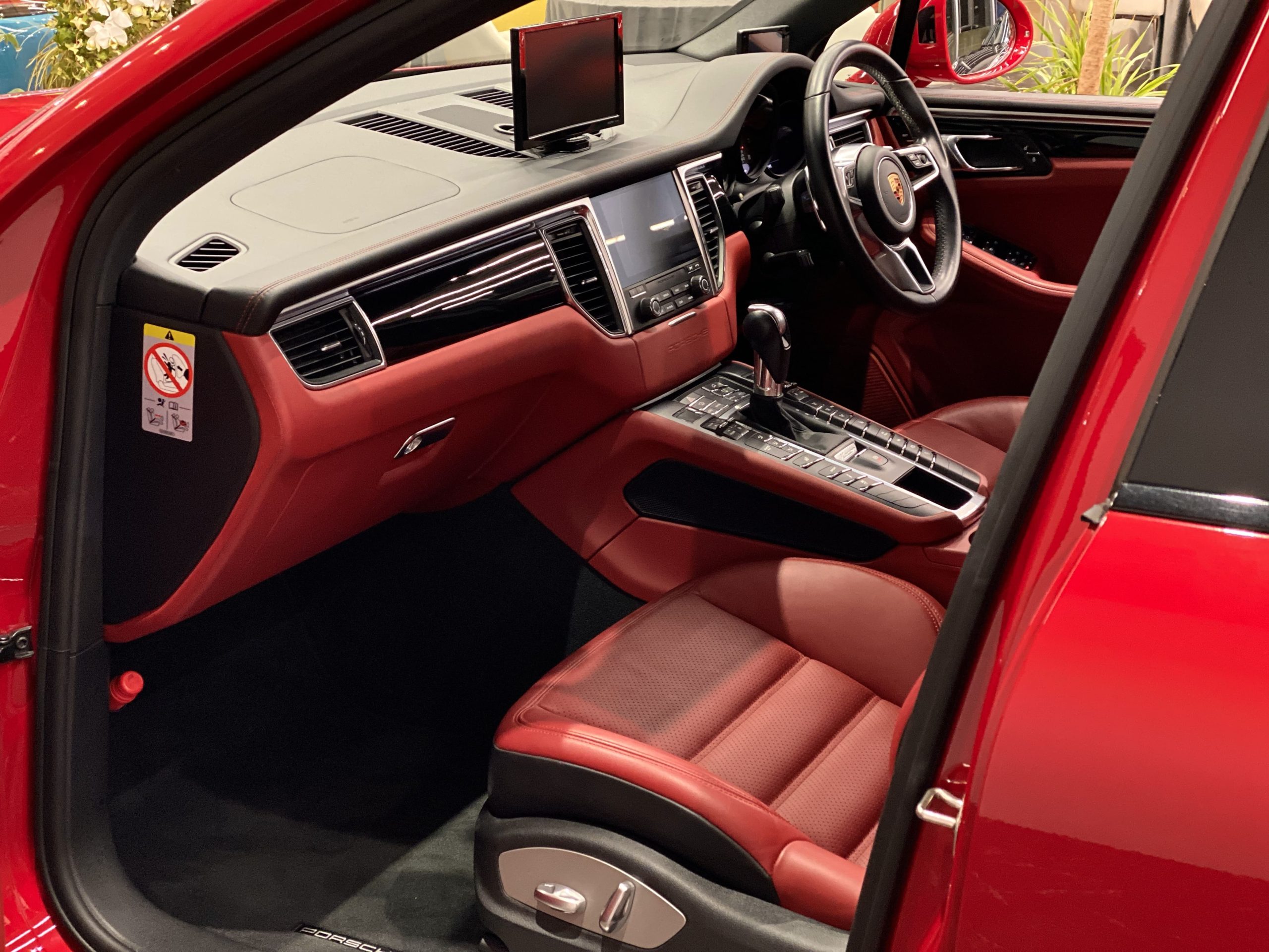 ポルシェマカンGTS PDK<br>ツートンレザーインテリア<br>スポーツエグゾースト<br>PDLS+付LEDヘッドライト<br>レーンチェンジアシスト