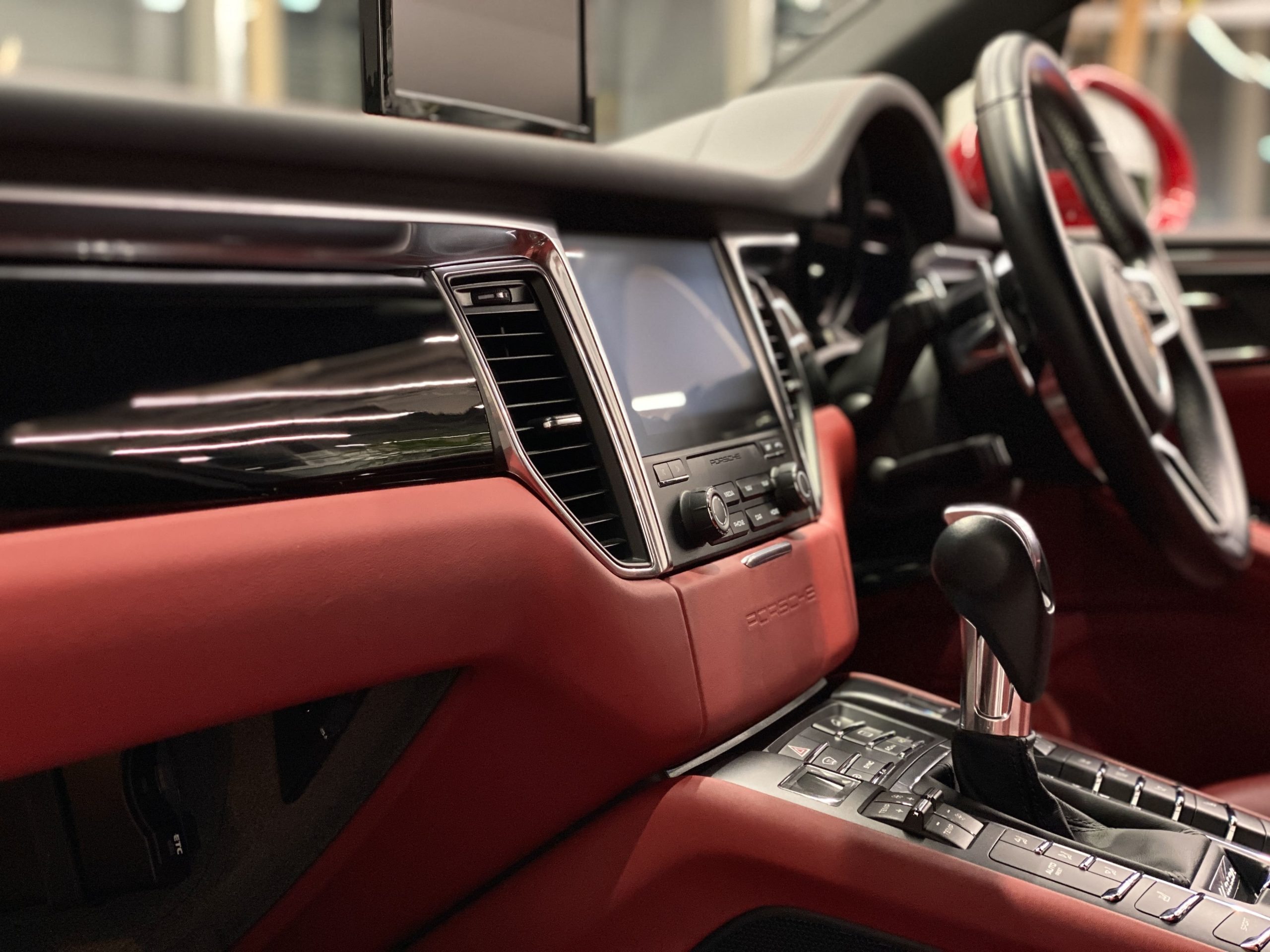 ポルシェマカンGTS PDK<br>ツートンレザーインテリア<br>スポーツエグゾースト<br>PDLS+付LEDヘッドライト<br>レーンチェンジアシスト