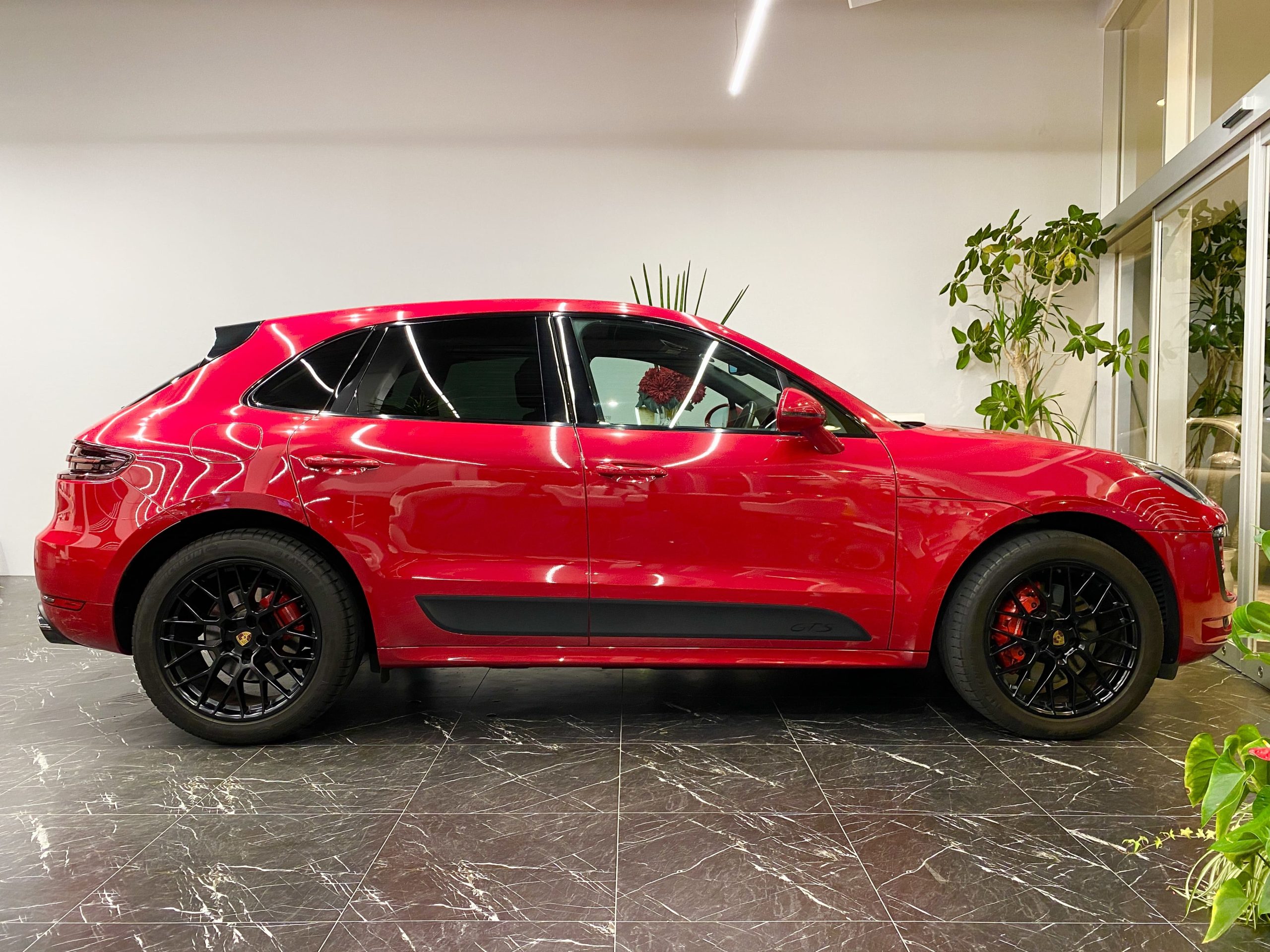ポルシェマカンGTS PDK<br>ツートンレザーインテリア<br>スポーツエグゾースト<br>PDLS+付LEDヘッドライト<br>レーンチェンジアシスト