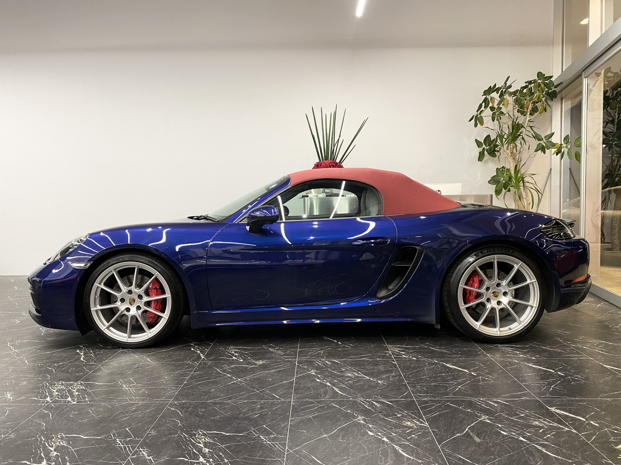 ポルシェ718ボクスターGTS4.0（Type982）6MT<br>ツートンレザーインテリア<br>スポーツクロノPKG<br>スポーツエグゾースト<br>シートベンチレーション＆ヒーター