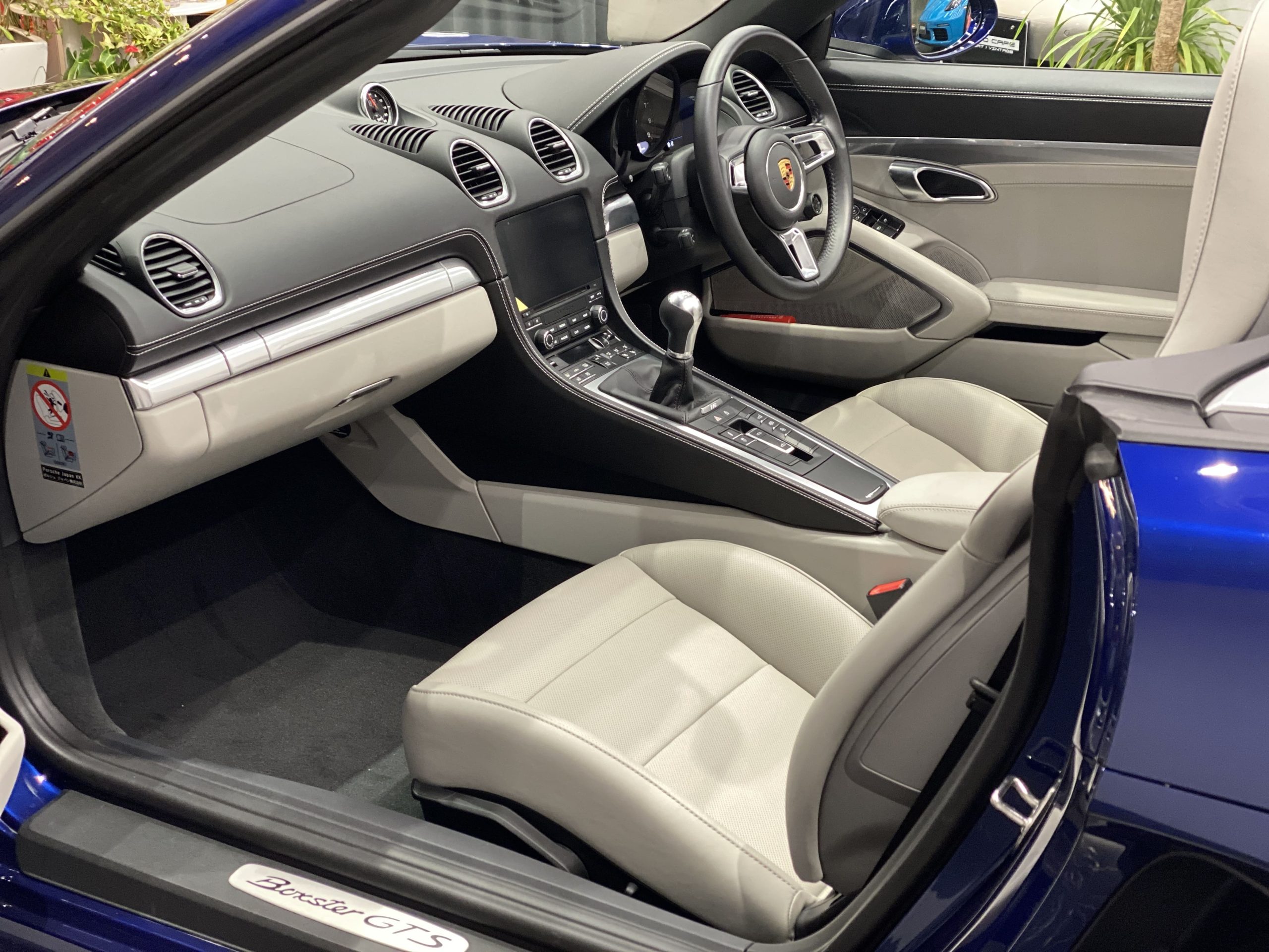 ポルシェ718ボクスターGTS4.0（Type982）6MT<br>ツートンレザーインテリア<br>スポーツクロノPKG<br>スポーツエグゾースト<br>シートベンチレーション＆ヒーター