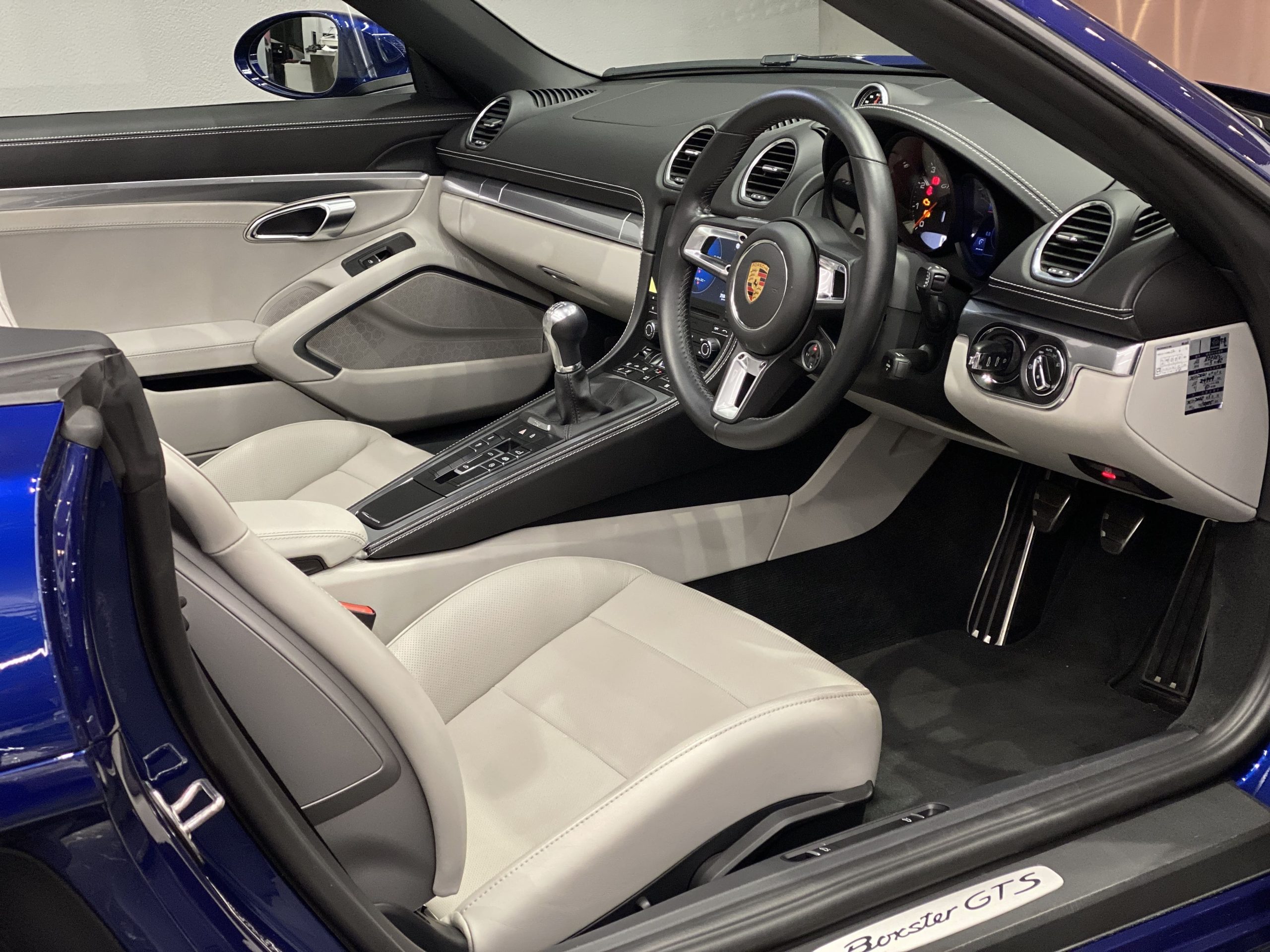ポルシェ718ボクスターGTS4.0（Type982）6MT<br>ツートンレザーインテリア<br>スポーツクロノPKG<br>スポーツエグゾースト<br>シートベンチレーション＆ヒーター