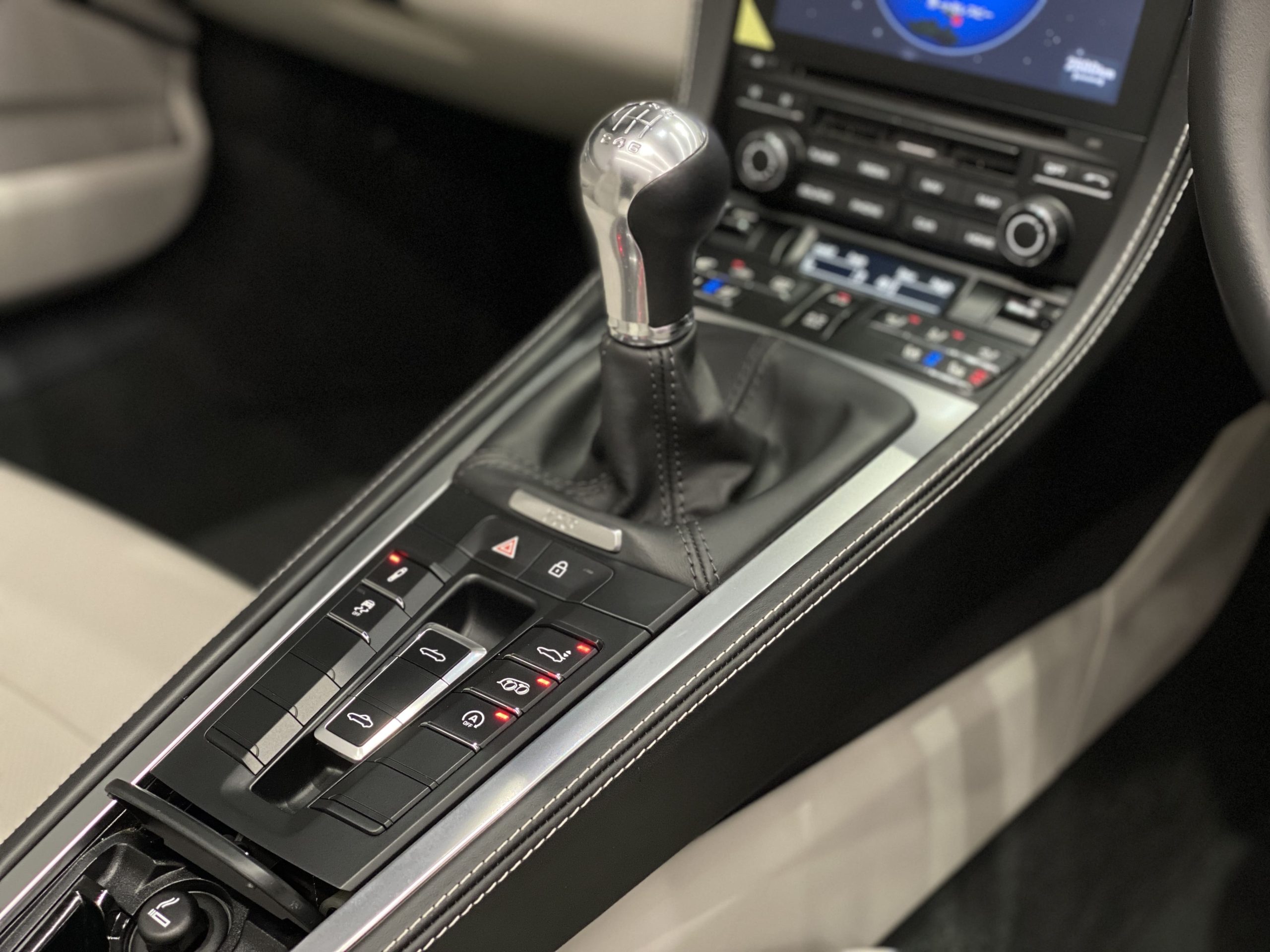 ポルシェ718ボクスターGTS4.0（Type982）6MT<br>ツートンレザーインテリア<br>スポーツクロノPKG<br>スポーツエグゾースト<br>シートベンチレーション＆ヒーター