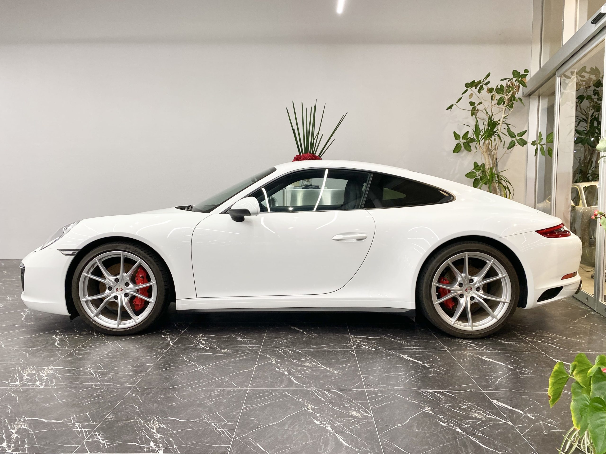 ポルシェ911カレラ4S（Type991.2）<br>左ハンドル7MT仕様<br>スポーツクロノパッケージ<br>20インチカレラSホイール