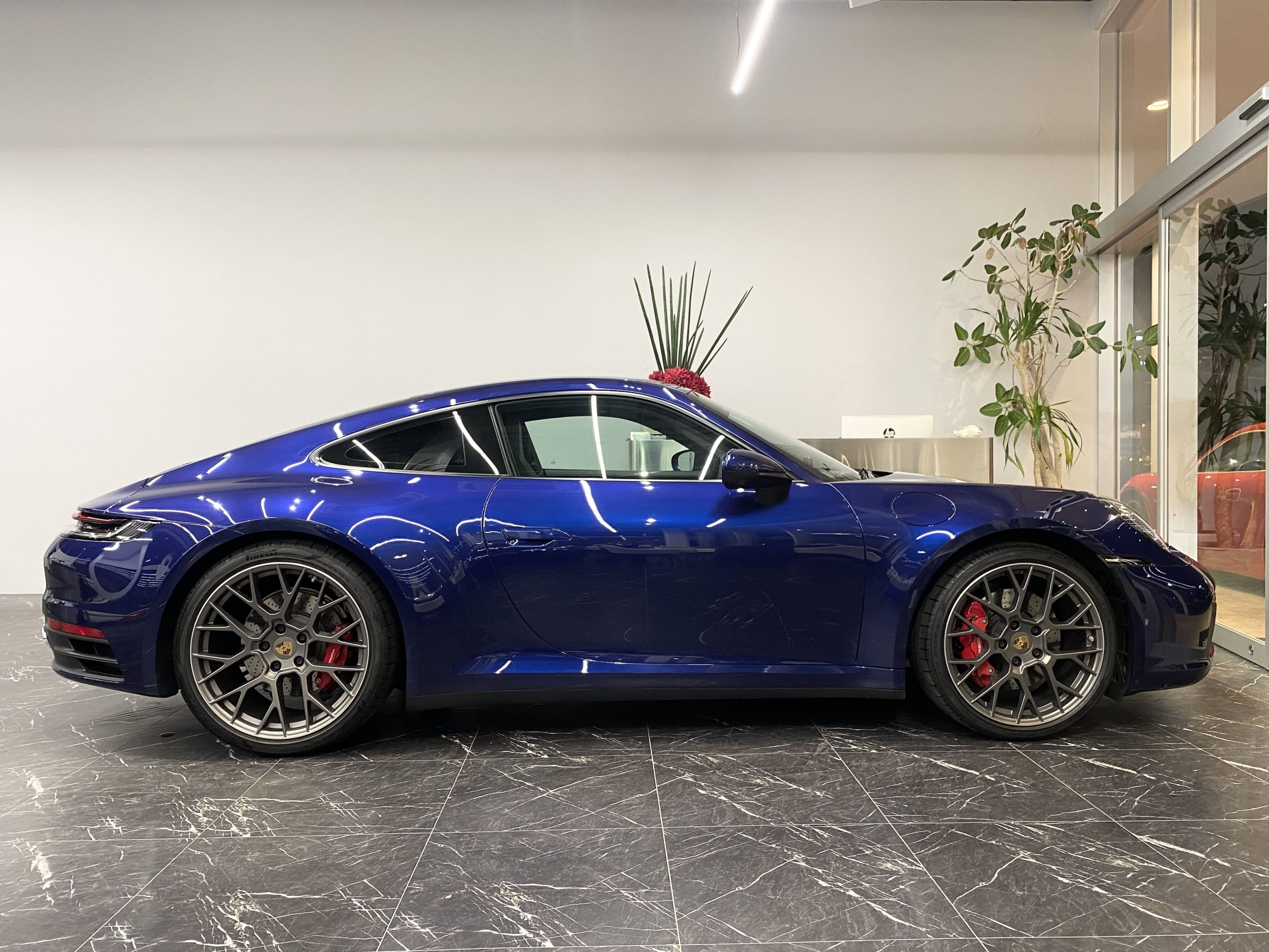 ポルシェ911カレラＳ（現行Type992）PDK<br>白革ツートンレザーインテリア<br>スポーツクロノPKG<br>スポーツエグゾーストシステム<br>BOSEサラウンドシステム