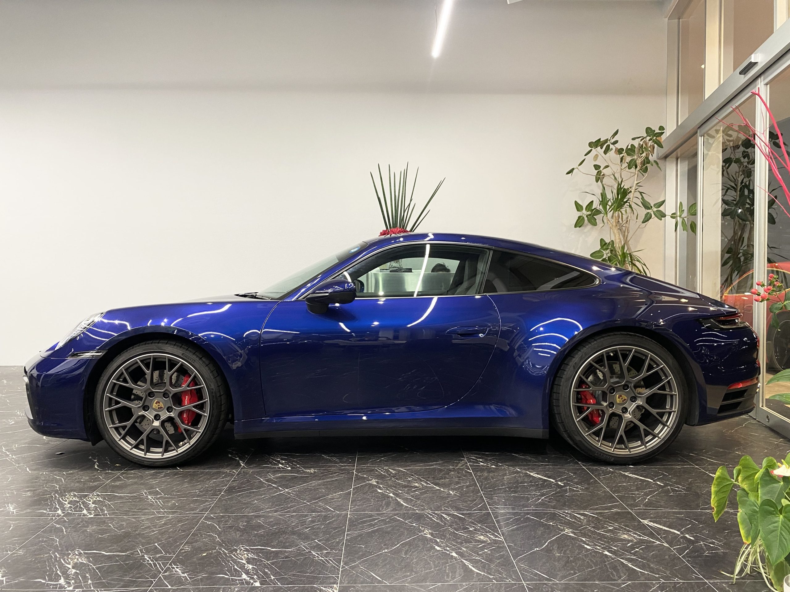 ポルシェ911カレラＳ（現行Type992）PDK<br>白革ツートンレザーインテリア<br>スポーツクロノPKG<br>スポーツエグゾーストシステム<br>BOSEサラウンドシステム