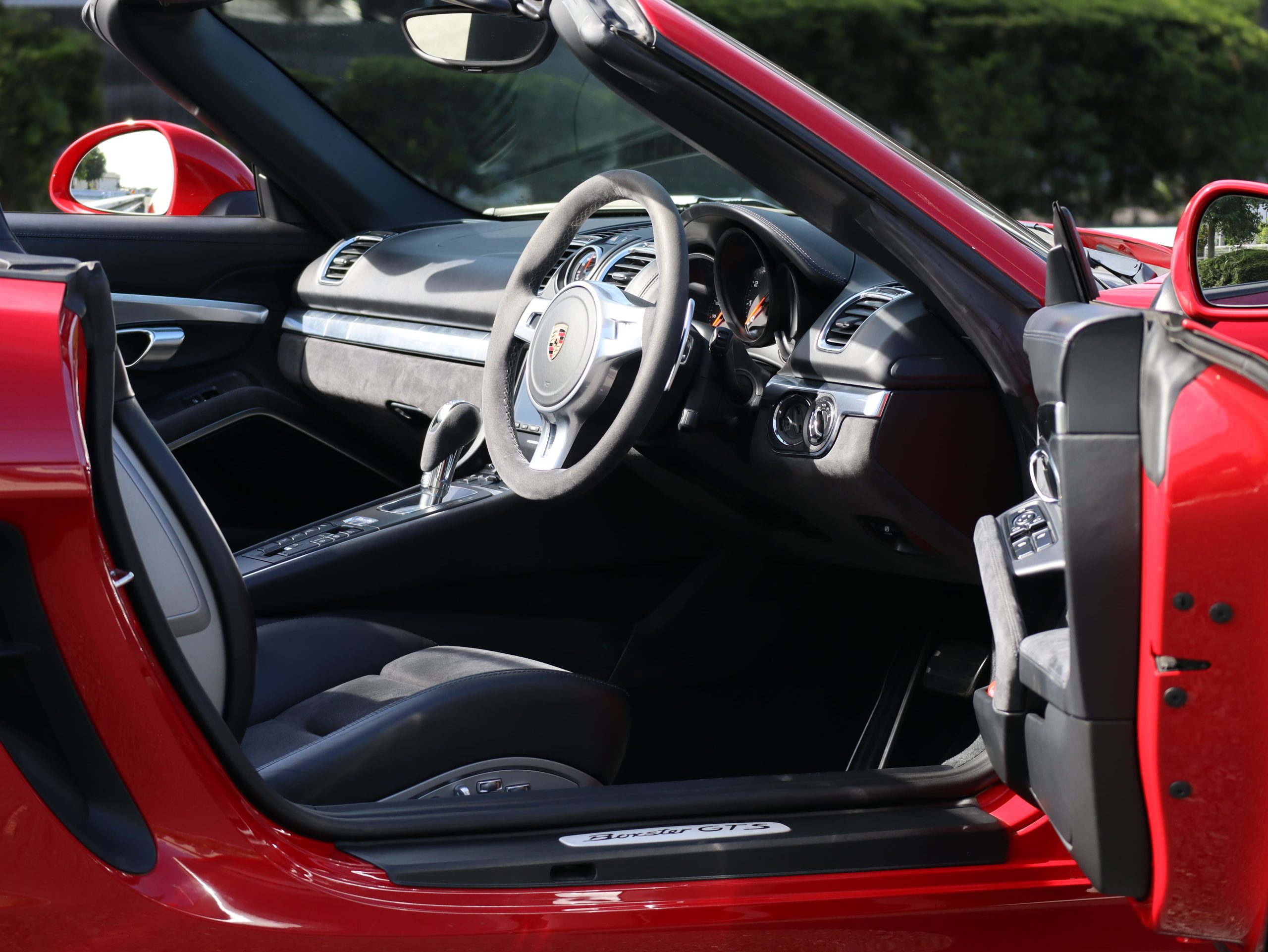 ポルシェボクスターGTS（Type981）PDK<br>カーマインレッドカラー<br>18Wayアダプティブスポーツシート<br>ポルシェトルクベクタリング<br>PDLS Plus含むヘッドライト<br>BOSEサラウンドサウンドシステム