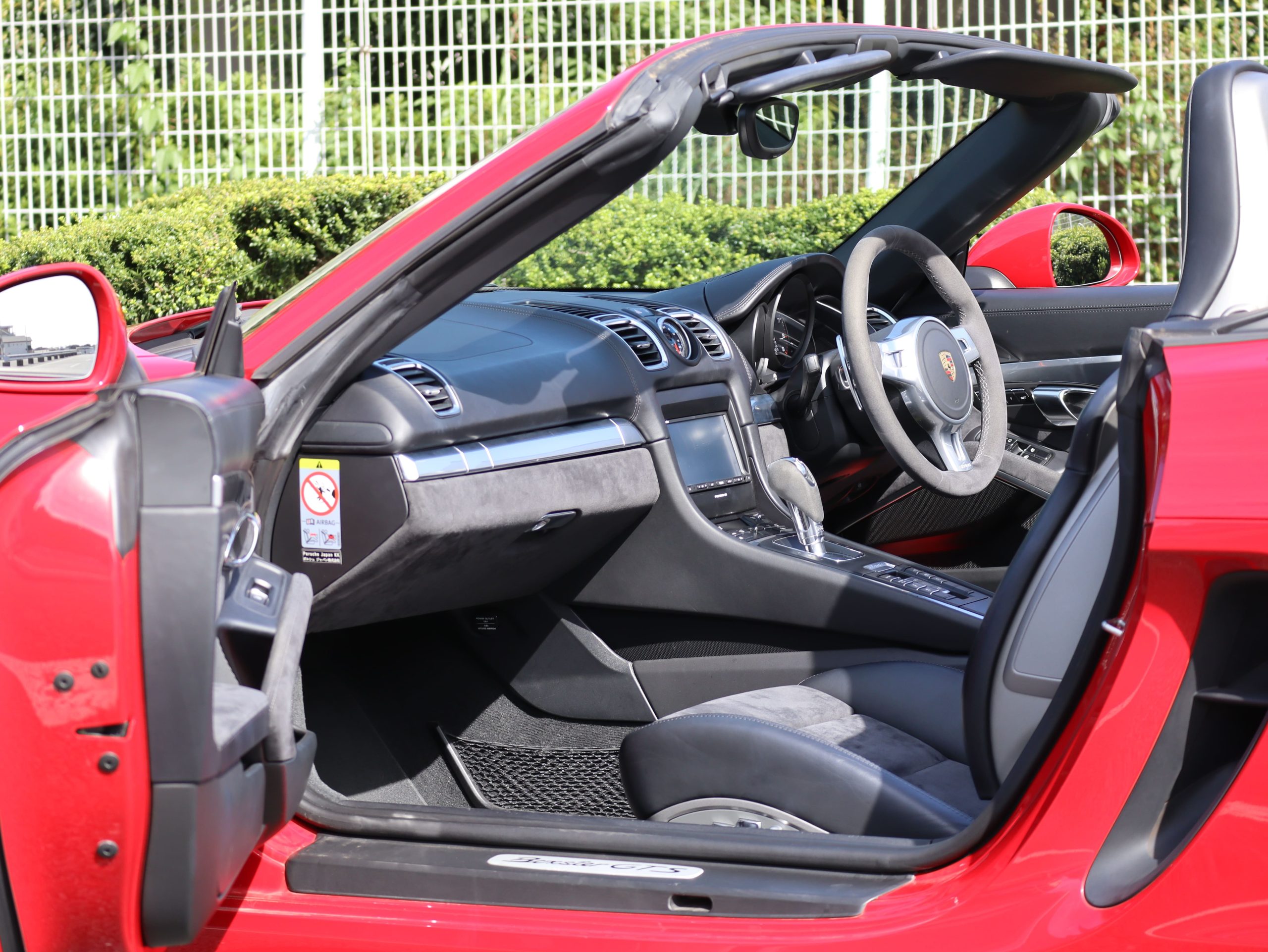 ポルシェボクスターGTS（Type981）PDK<br>カーマインレッドカラー<br>18Wayアダプティブスポーツシート<br>ポルシェトルクベクタリング<br>PDLS Plus含むヘッドライト<br>BOSEサラウンドサウンドシステム