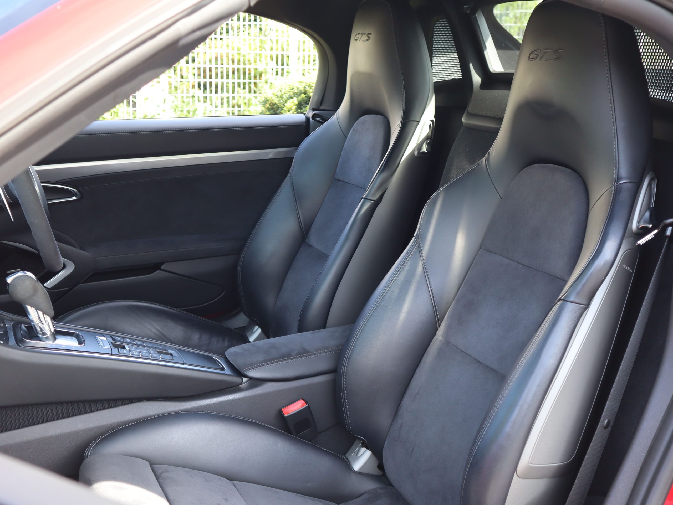 ポルシェボクスターGTS（Type981）PDK<br>カーマインレッドカラー<br>18Wayアダプティブスポーツシート<br>ポルシェトルクベクタリング<br>PDLS Plus含むヘッドライト<br>BOSEサラウンドサウンドシステム