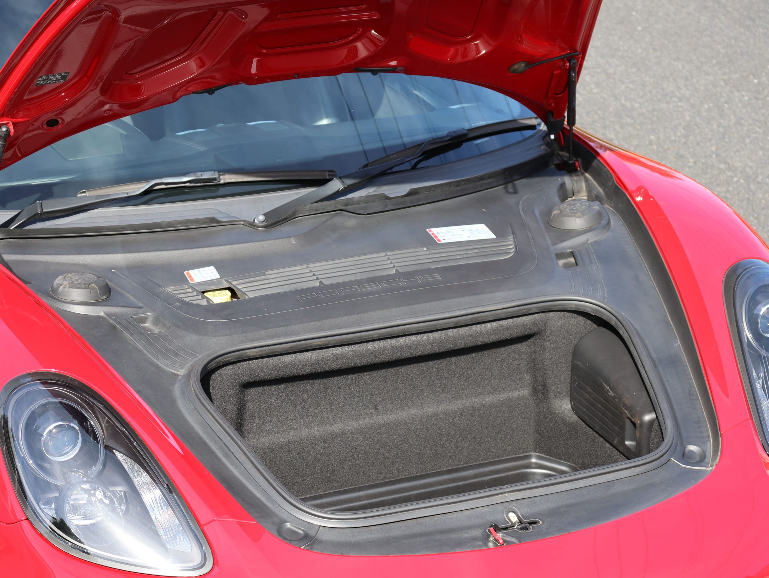 ポルシェボクスターGTS（Type981）PDK<br>カーマインレッドカラー<br>18Wayアダプティブスポーツシート<br>ポルシェトルクベクタリング<br>PDLS Plus含むヘッドライト<br>BOSEサラウンドサウンドシステム