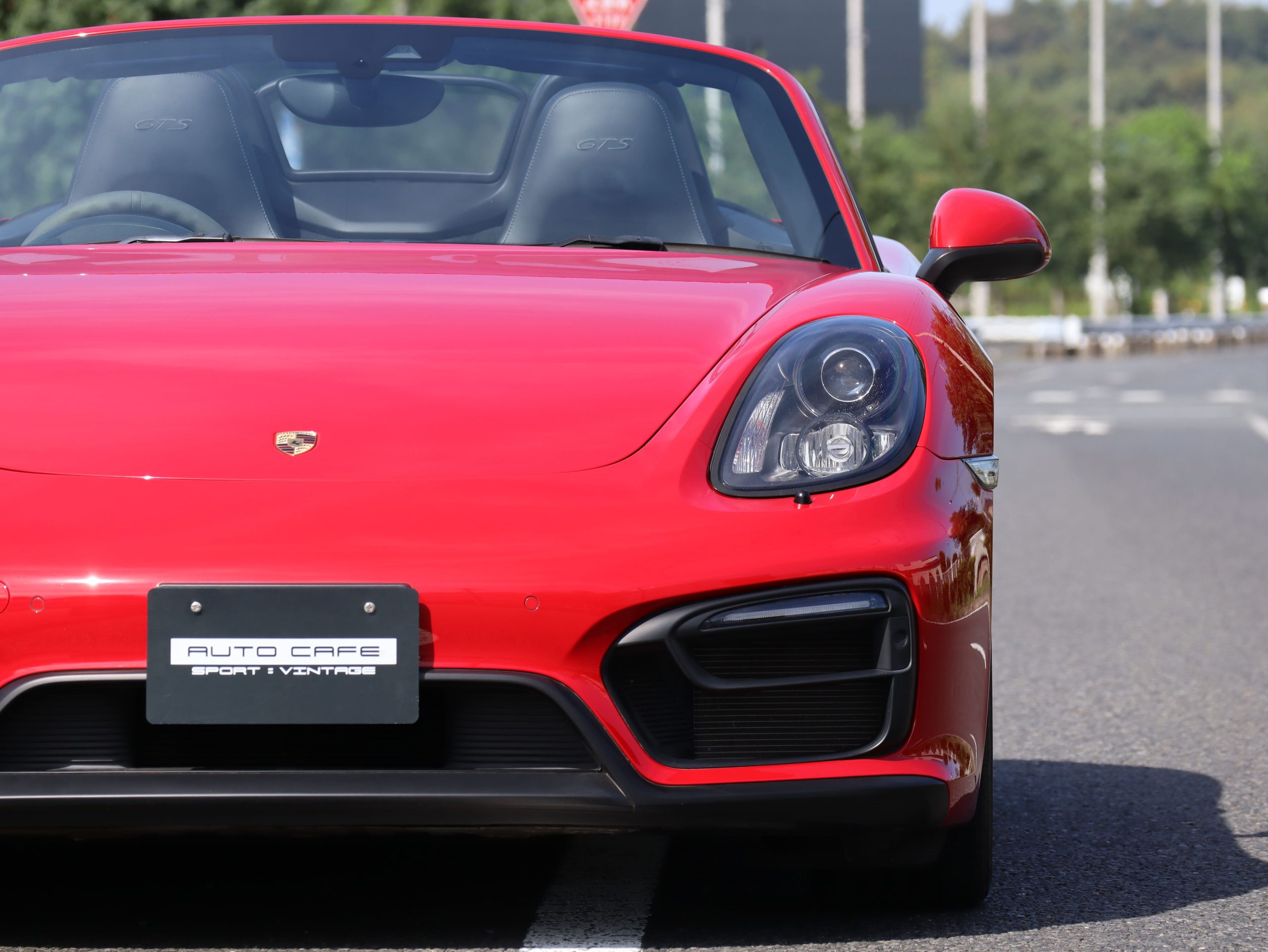 ポルシェボクスターGTS（Type981）PDK<br>カーマインレッドカラー<br>18Wayアダプティブスポーツシート<br>ポルシェトルクベクタリング<br>PDLS Plus含むヘッドライト<br>BOSEサラウンドサウンドシステム