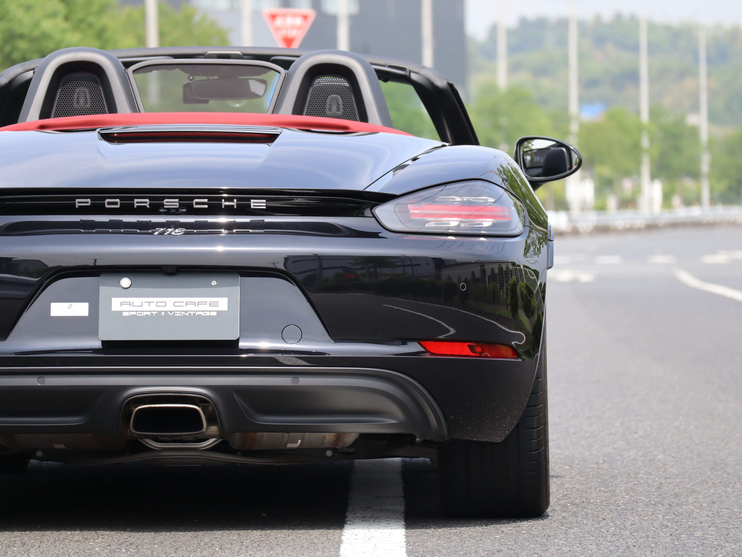 ★ポルシェ718ボクスター（Type982）PDK<br>スポーツクロノパッケージ<br>電動可倒式ドアミラー<br>シートヒーター<br>パークセンサー<br>20インチカレラクラシックホイール