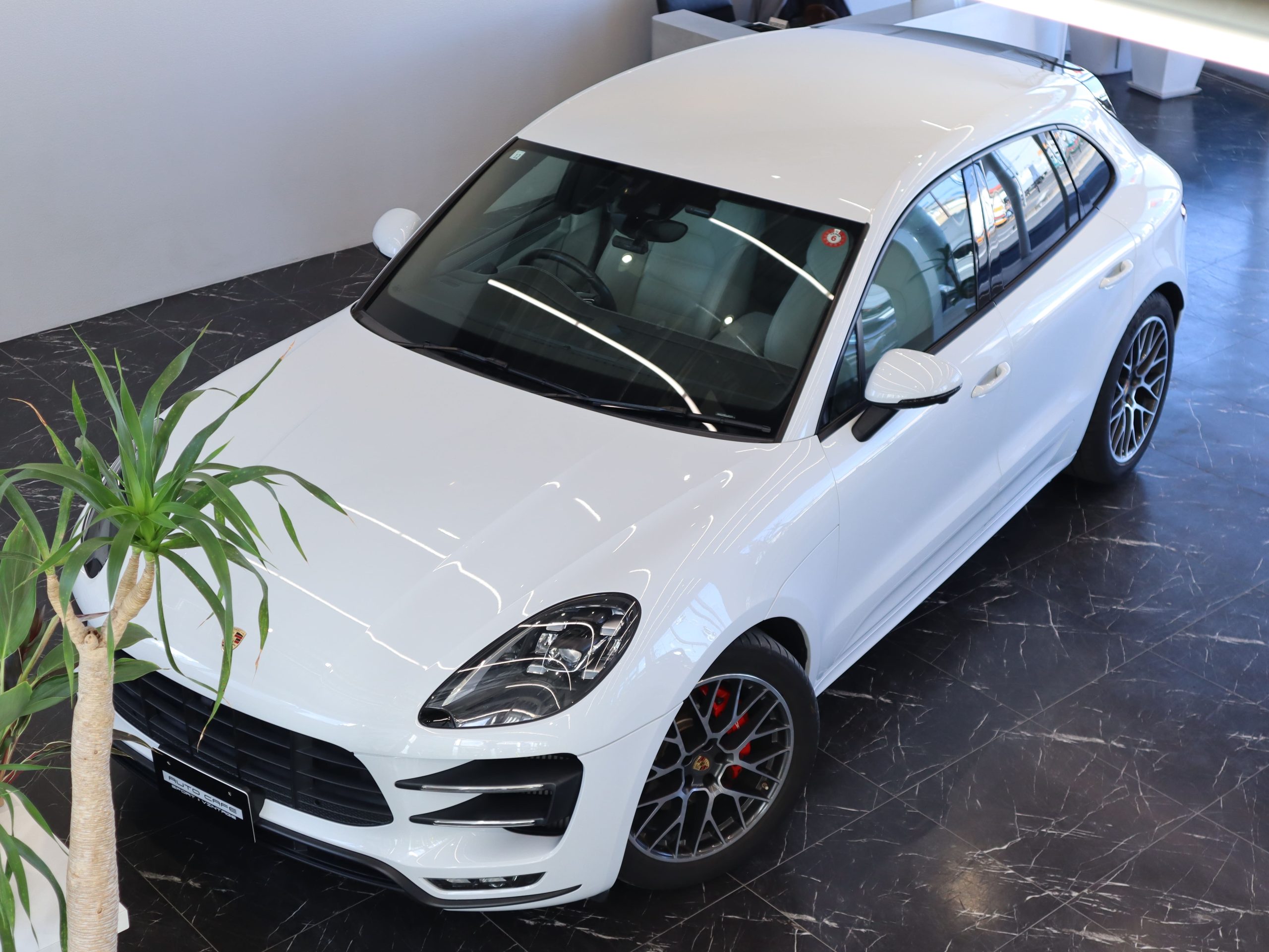 ポルシェマカンターボ<br>スポーツクロノパッケージ<br>ツートンレザーインテリア<br>BOSEサラウンドサウンドシステム<br>エントリー＆ドライブシステム
