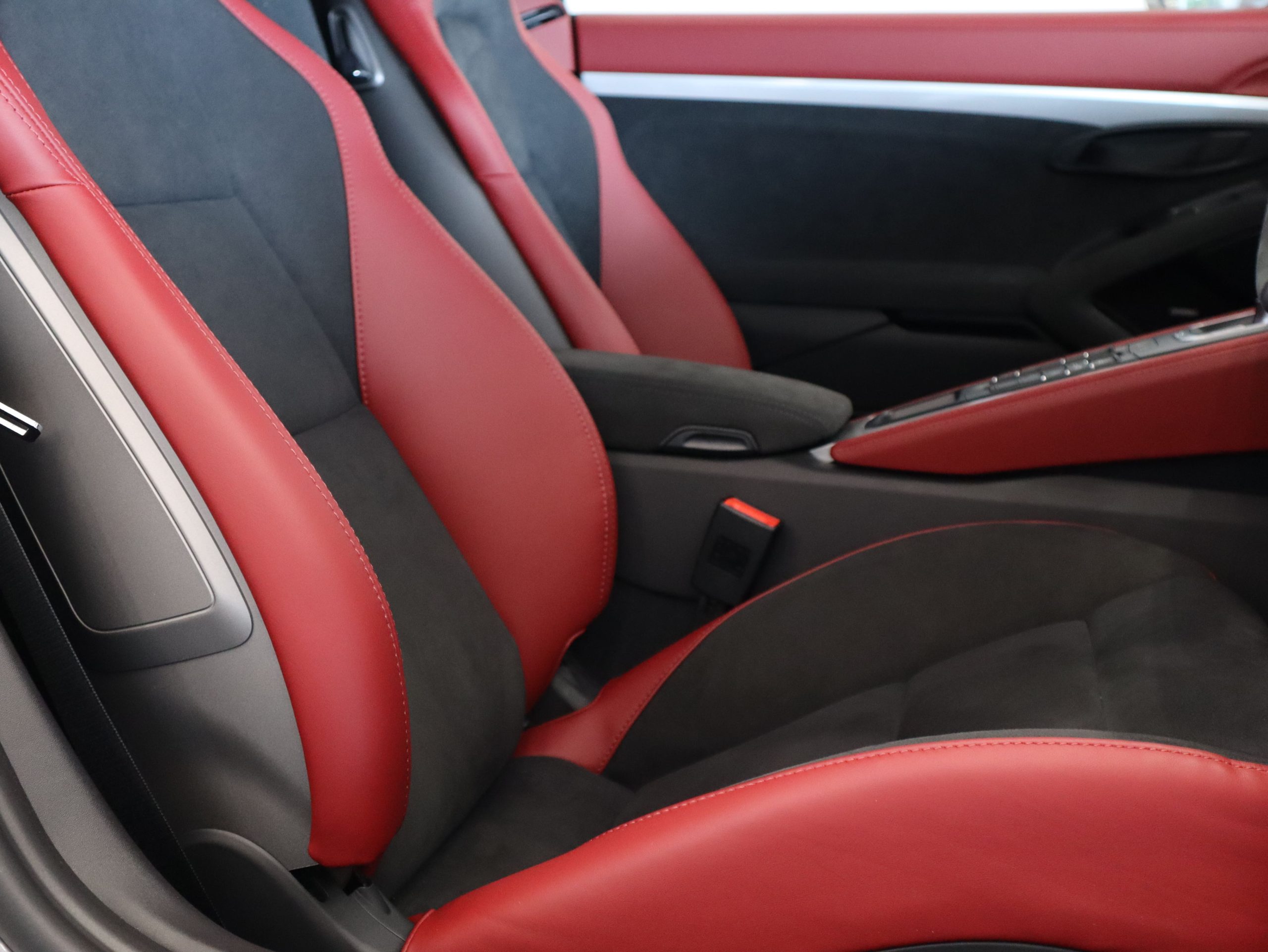 ポルシェ718スパイダー（Type982）PDK<br>スパイダークラシックパッケージ<br>LEDヘッドライト<br>マルチファンクションGTステアリングホイール