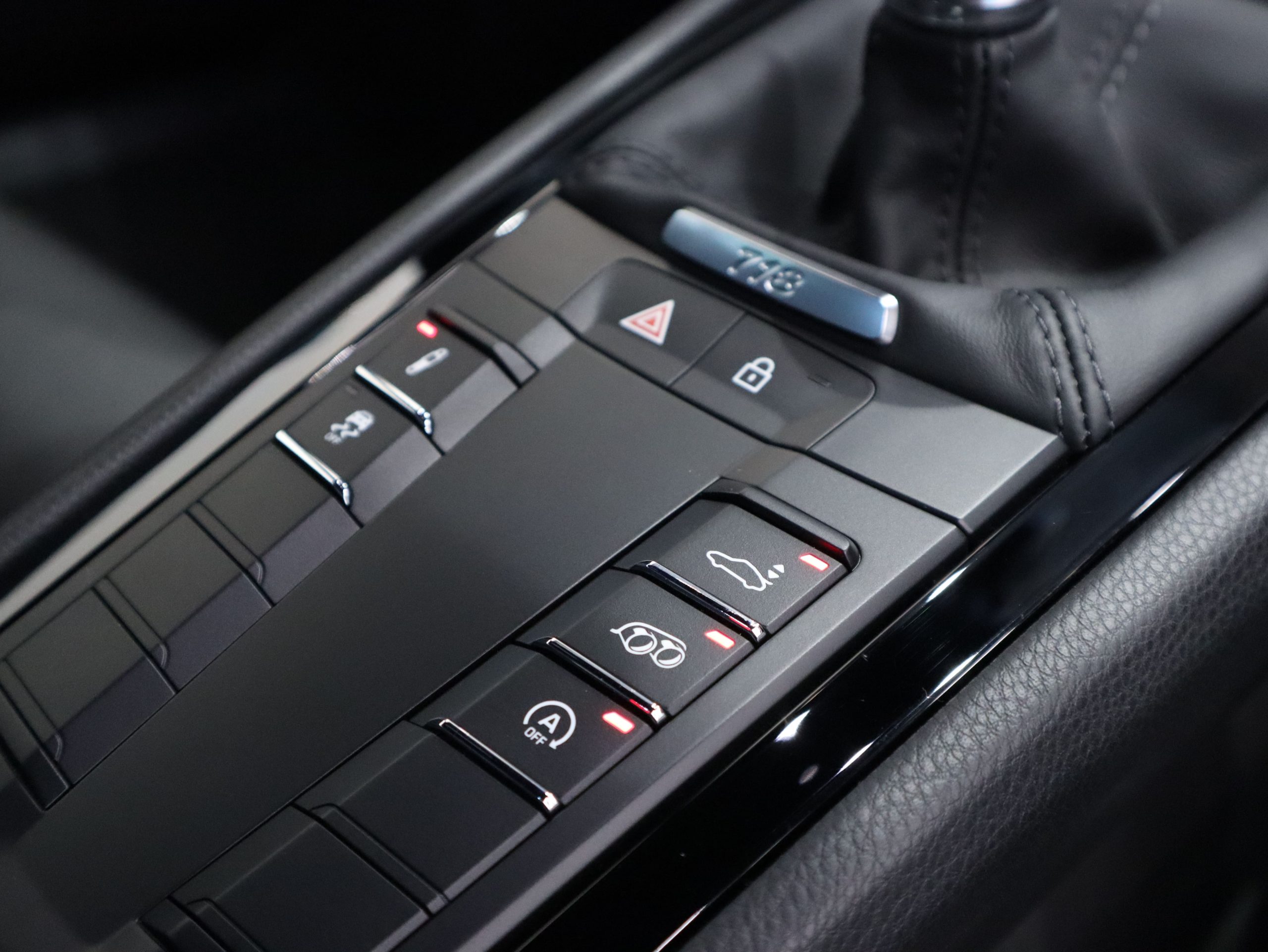 ポルシェ718ケイマンT（Type982）6MT<br>スポーツエグゾーストシステム<br>PASMスポーツシャシー<br>ティンテッドLEDテールランプ<br>スポーツクロノパッケージ