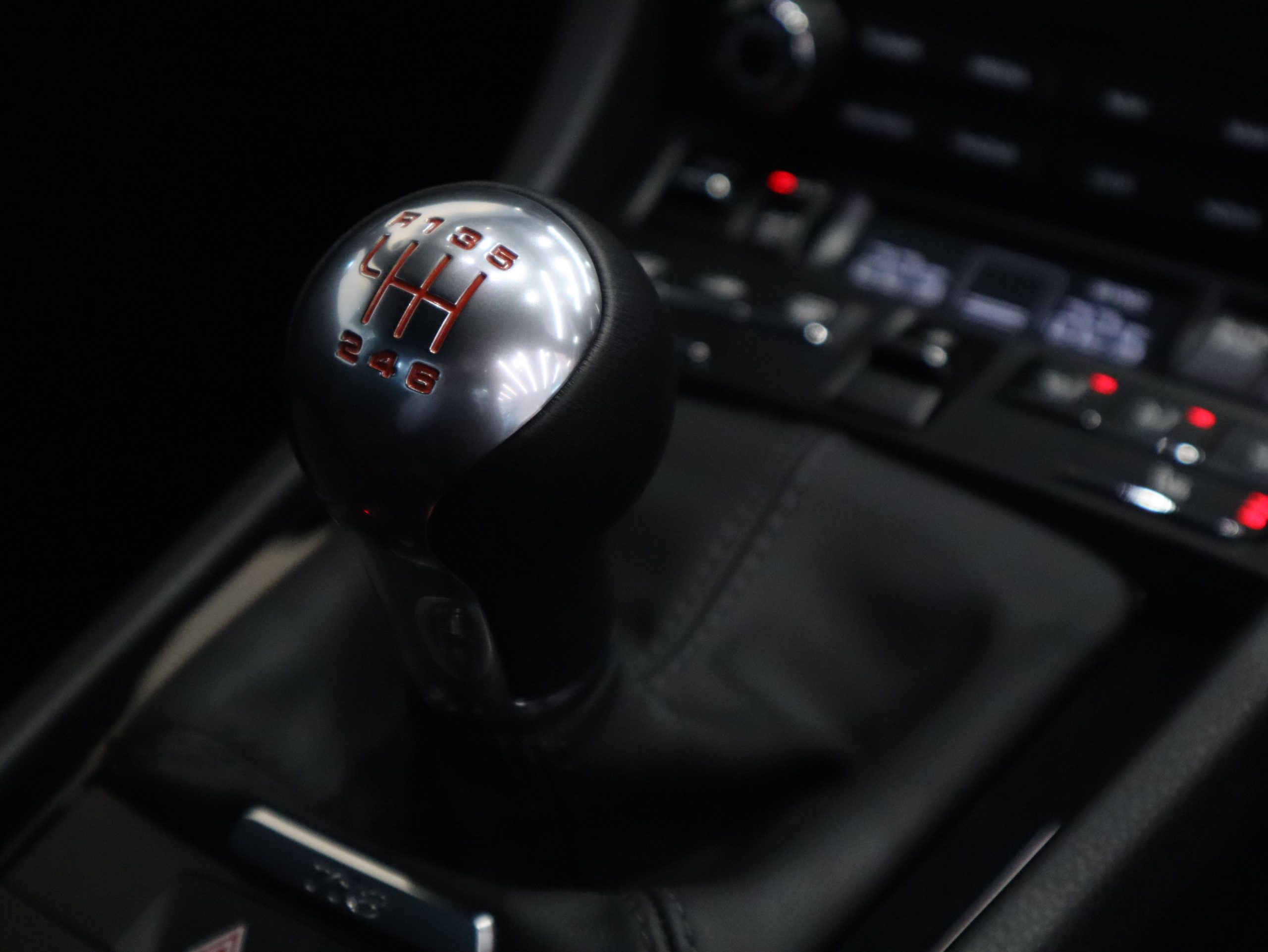 ポルシェ718ケイマンT（Type982）6MT<br>スポーツエグゾーストシステム<br>PASMスポーツシャシー<br>ティンテッドLEDテールランプ<br>スポーツクロノパッケージ