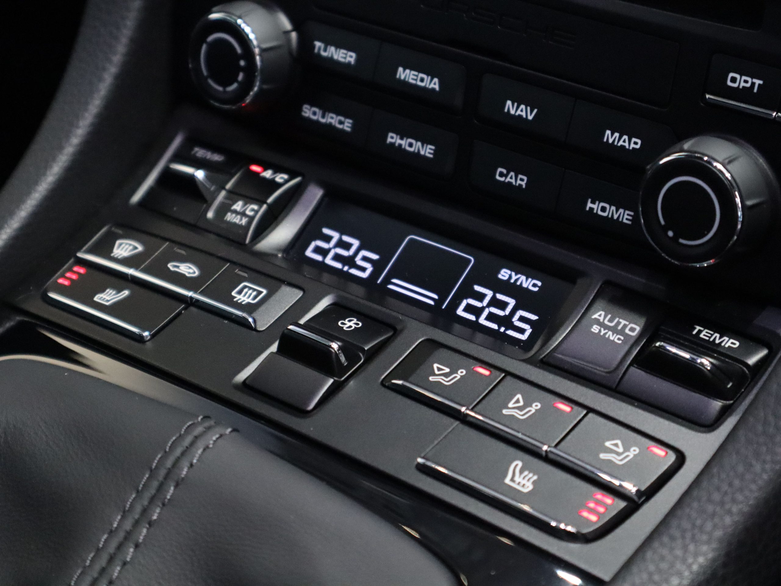 ポルシェ718ケイマンT（Type982）6MT<br>スポーツエグゾーストシステム<br>PASMスポーツシャシー<br>ティンテッドLEDテールランプ<br>スポーツクロノパッケージ