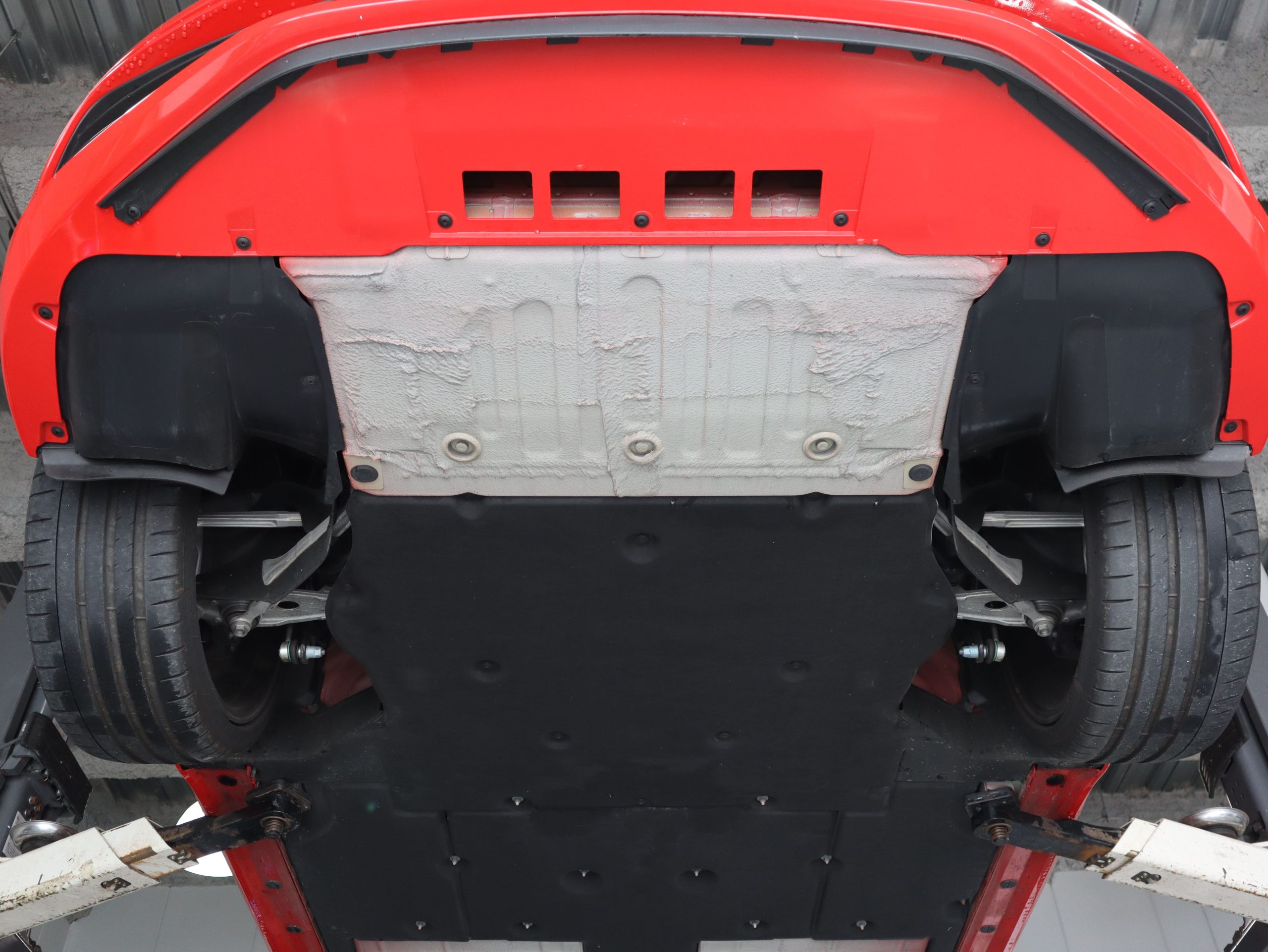ポルシェ718ケイマンT（Type982）6MT<br>スポーツエグゾーストシステム<br>PASMスポーツシャシー<br>ティンテッドLEDテールランプ<br>スポーツクロノパッケージ