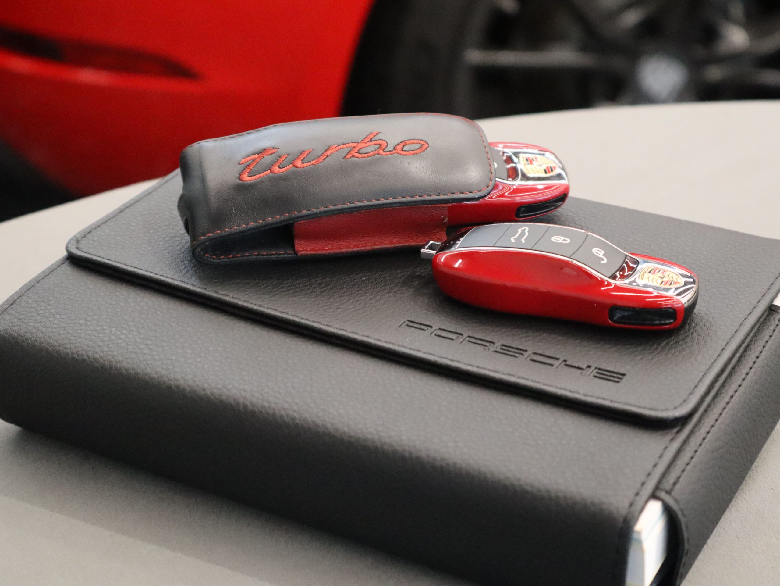 ポルシェマカンターボ特別仕様車<br>【Exclusive Performance Edition】<br>パフォーマンスパッケージ<br>ターボエクステリアパッケージ<br>EXCPエディションインテリアパッケージ<br>