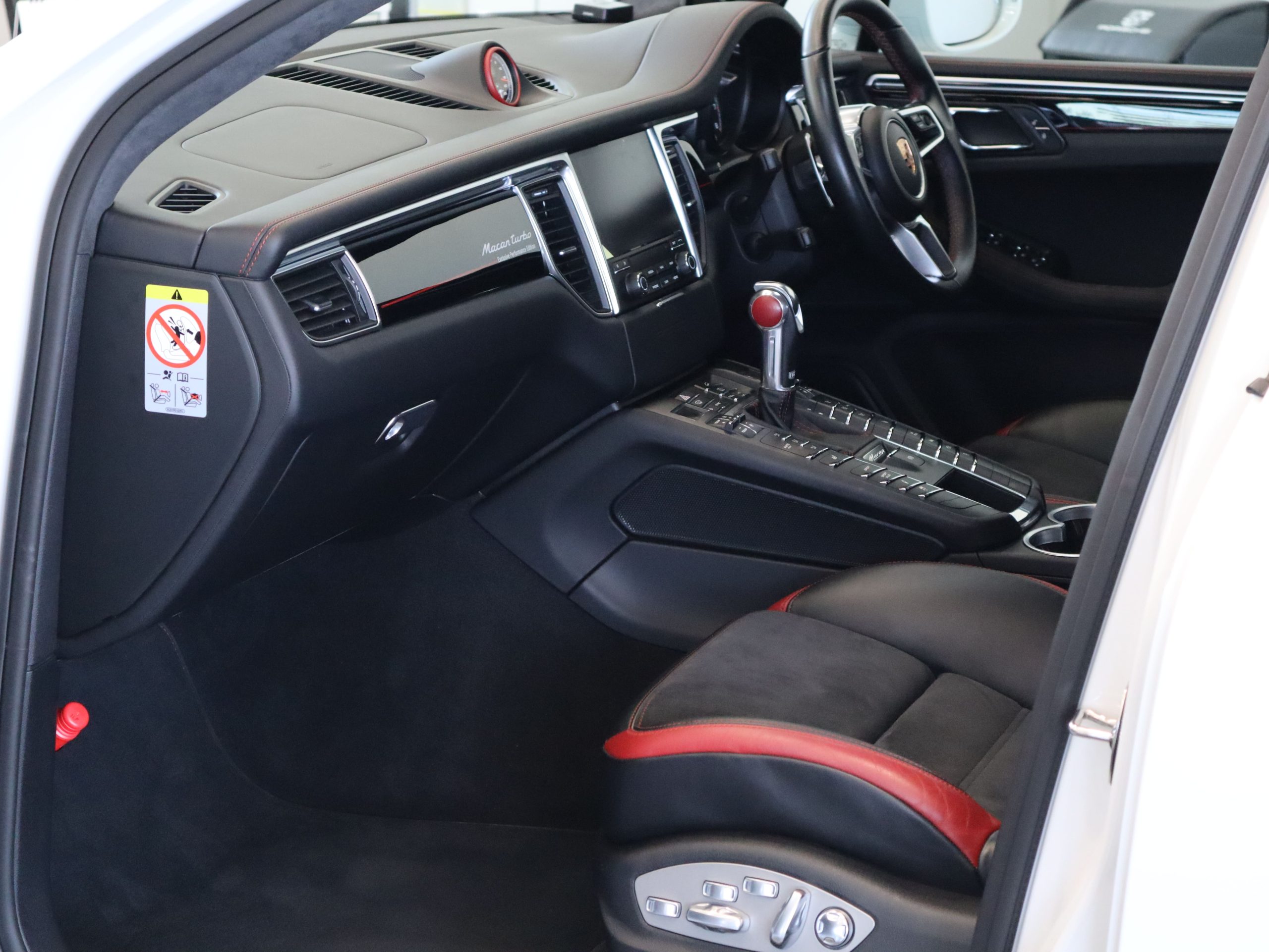 ポルシェマカンターボ特別仕様車<br>【Exclusive Performance Edition】<br>パフォーマンスパッケージ<br>ターボエクステリアパッケージ<br>EXCPエディションインテリアパッケージ<br>