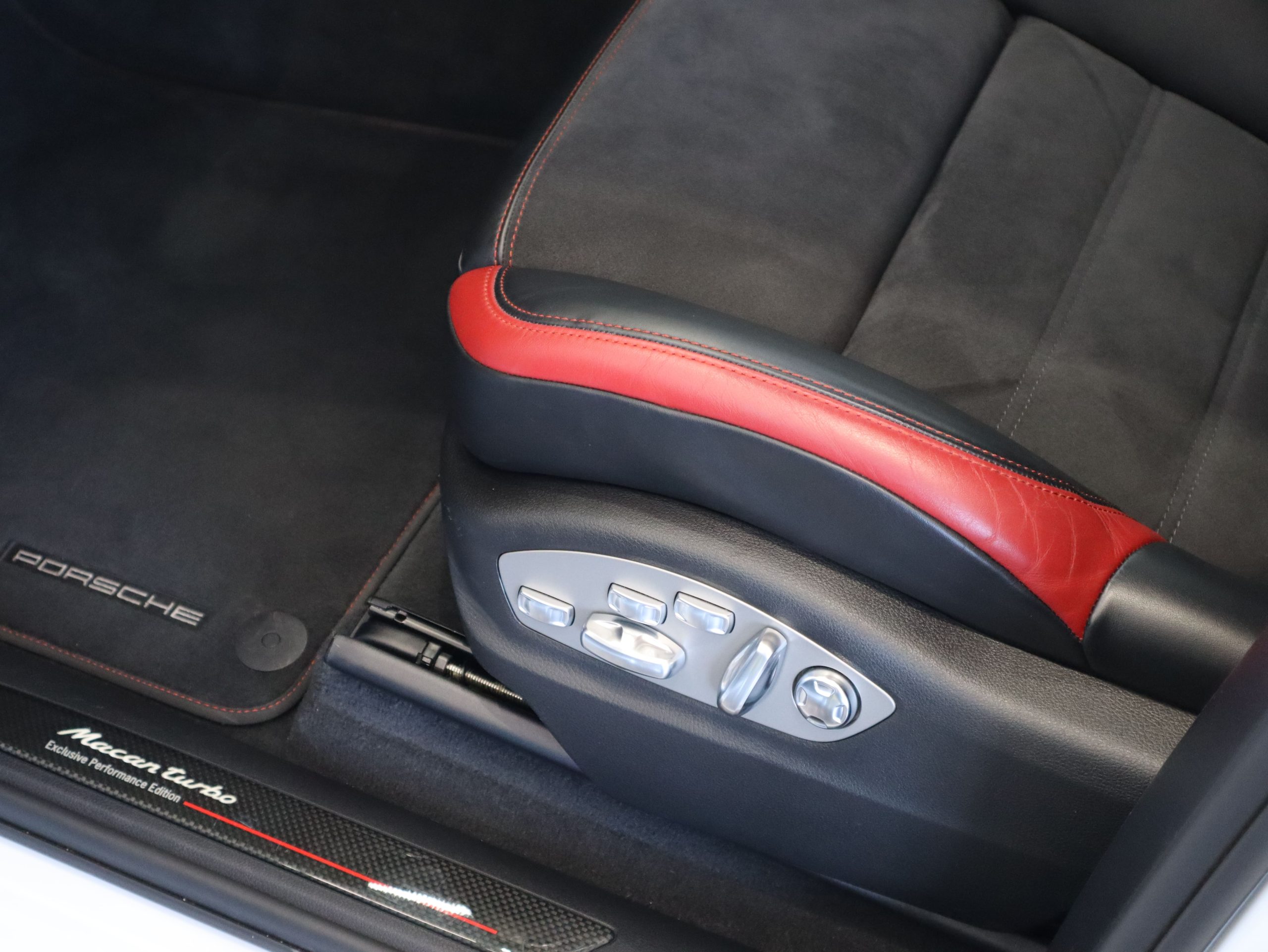 ポルシェマカンターボ特別仕様車<br>【Exclusive Performance Edition】<br>パフォーマンスパッケージ<br>ターボエクステリアパッケージ<br>EXCPエディションインテリアパッケージ<br>