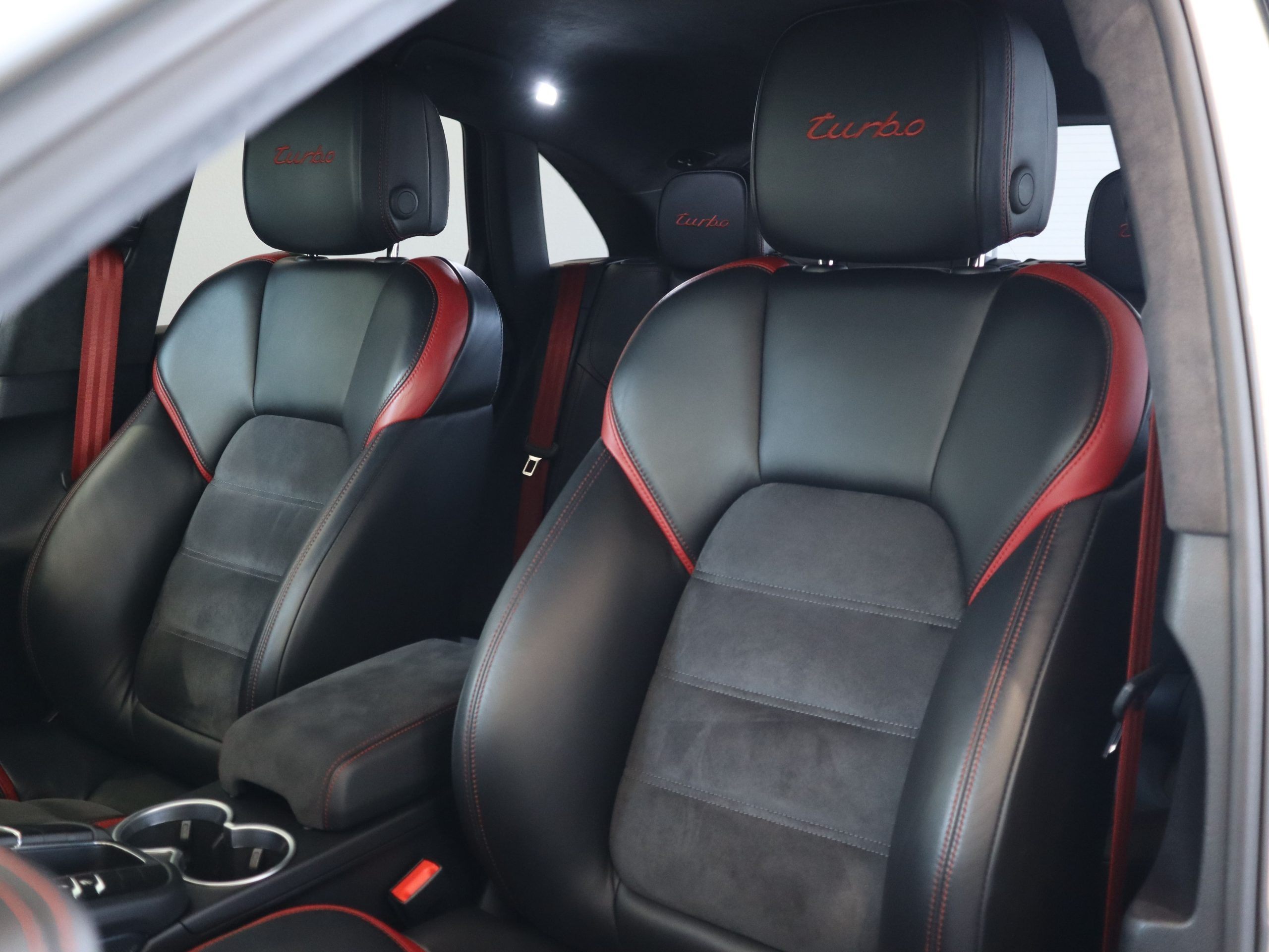 ポルシェマカンターボ特別仕様車<br>【Exclusive Performance Edition】<br>パフォーマンスパッケージ<br>ターボエクステリアパッケージ<br>EXCPエディションインテリアパッケージ<br>