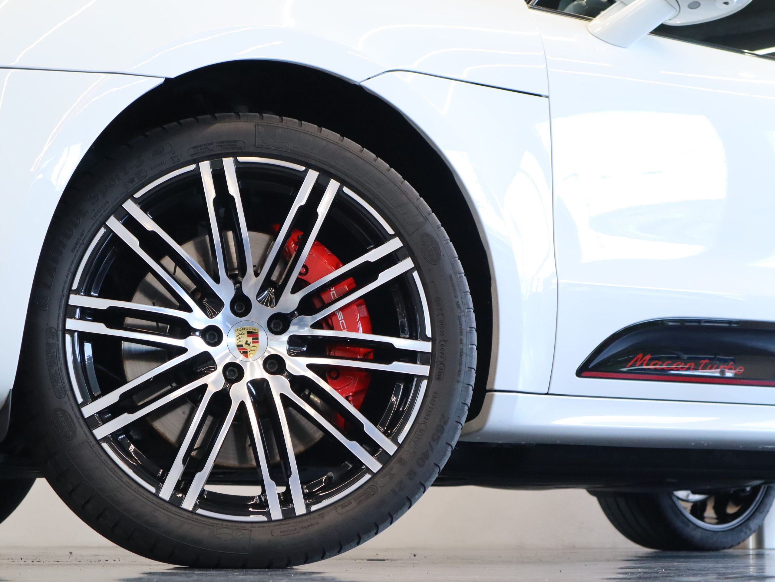 ポルシェマカンターボ特別仕様車<br>【Exclusive Performance Edition】<br>パフォーマンスパッケージ<br>ターボエクステリアパッケージ<br>EXCPエディションインテリアパッケージ<br>