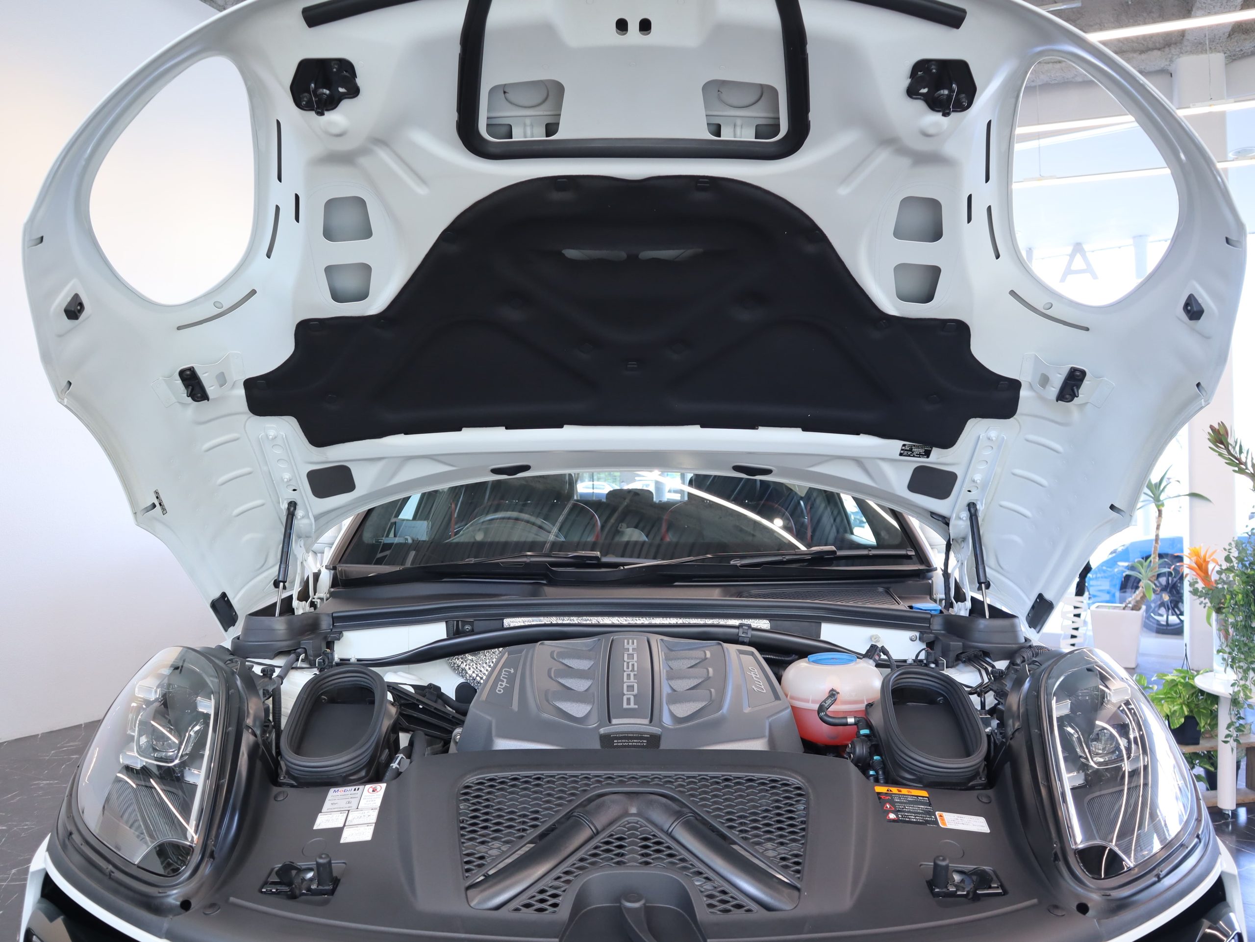 ポルシェマカンターボ特別仕様車<br>【Exclusive Performance Edition】<br>パフォーマンスパッケージ<br>ターボエクステリアパッケージ<br>EXCPエディションインテリアパッケージ<br>