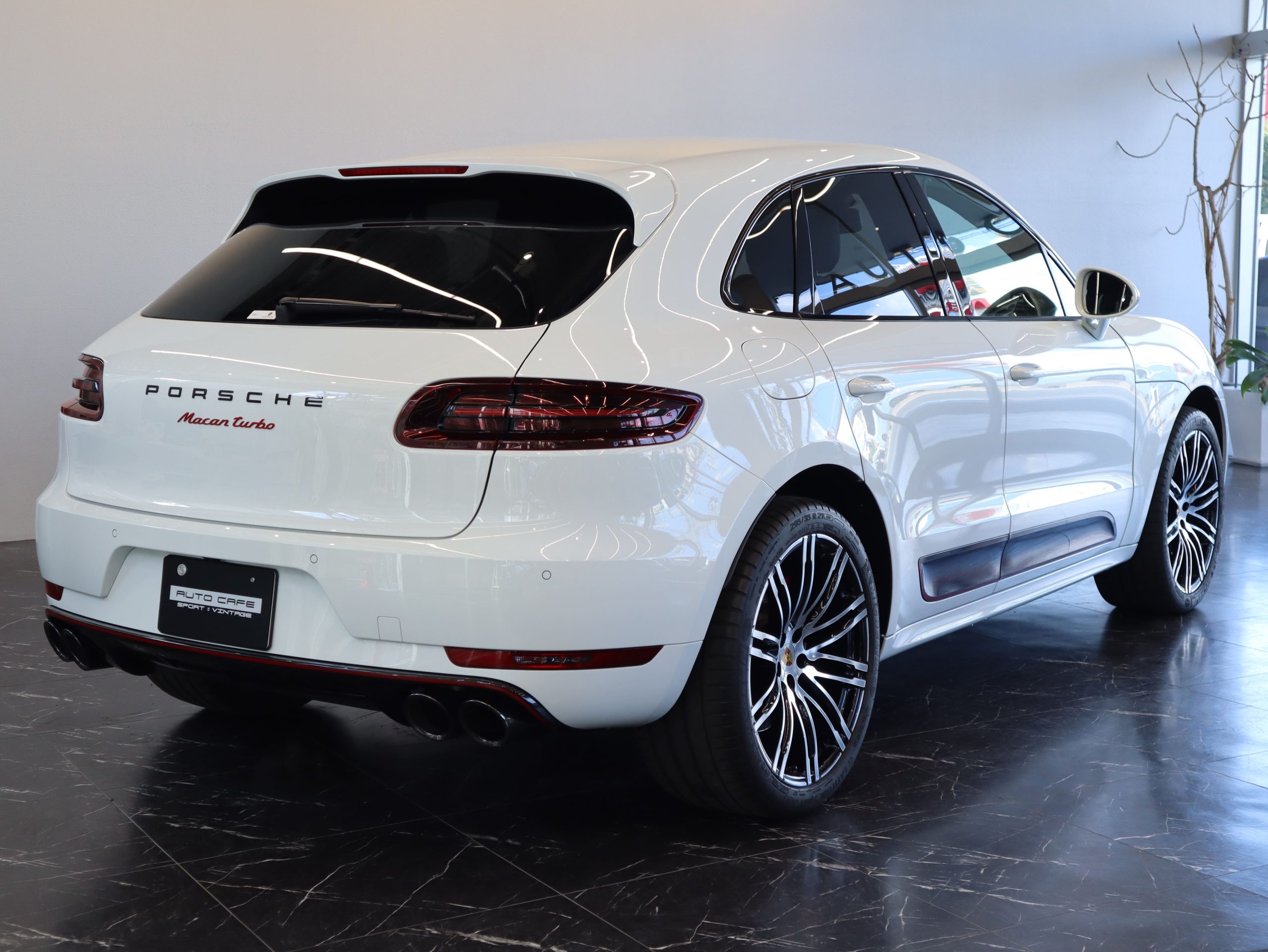 ポルシェマカンターボ特別仕様車<br>【Exclusive Performance Edition】<br>パフォーマンスパッケージ<br>ターボエクステリアパッケージ<br>EXCPエディションインテリアパッケージ<br>