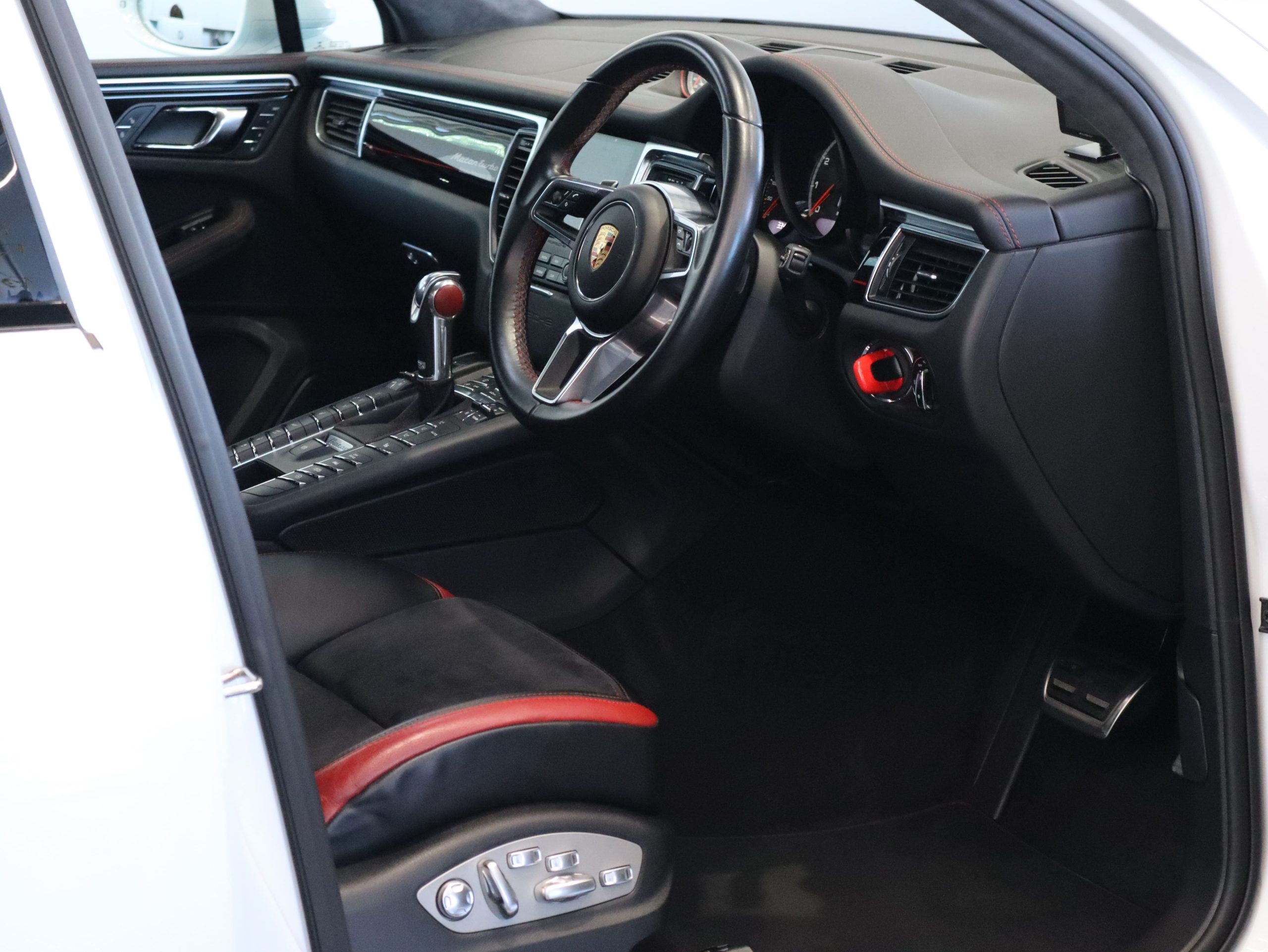 ポルシェマカンターボ特別仕様車<br>【Exclusive Performance Edition】<br>パフォーマンスパッケージ<br>ターボエクステリアパッケージ<br>EXCPエディションインテリアパッケージ<br>
