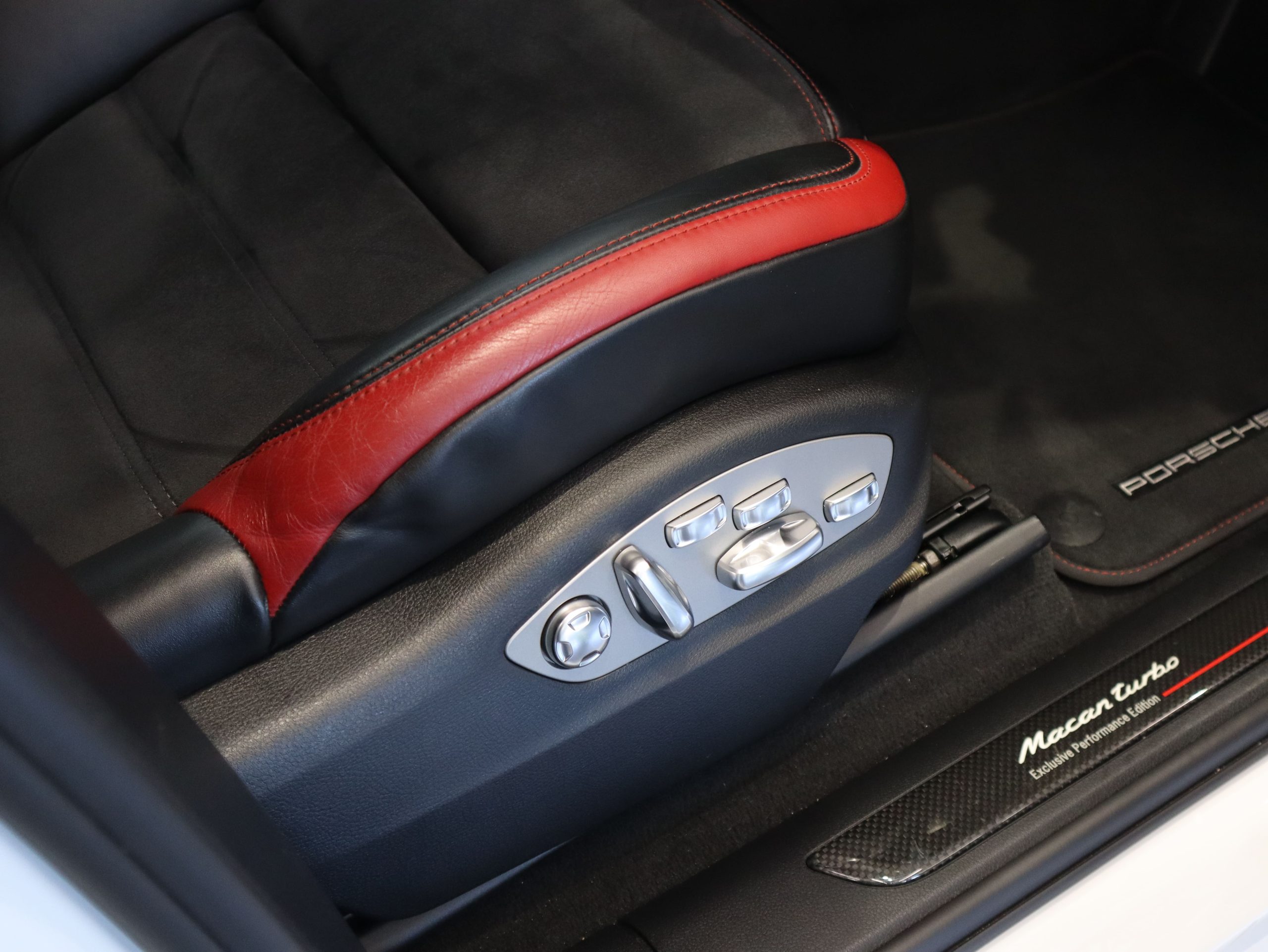 ポルシェマカンターボ特別仕様車<br>【Exclusive Performance Edition】<br>パフォーマンスパッケージ<br>ターボエクステリアパッケージ<br>EXCPエディションインテリアパッケージ<br>