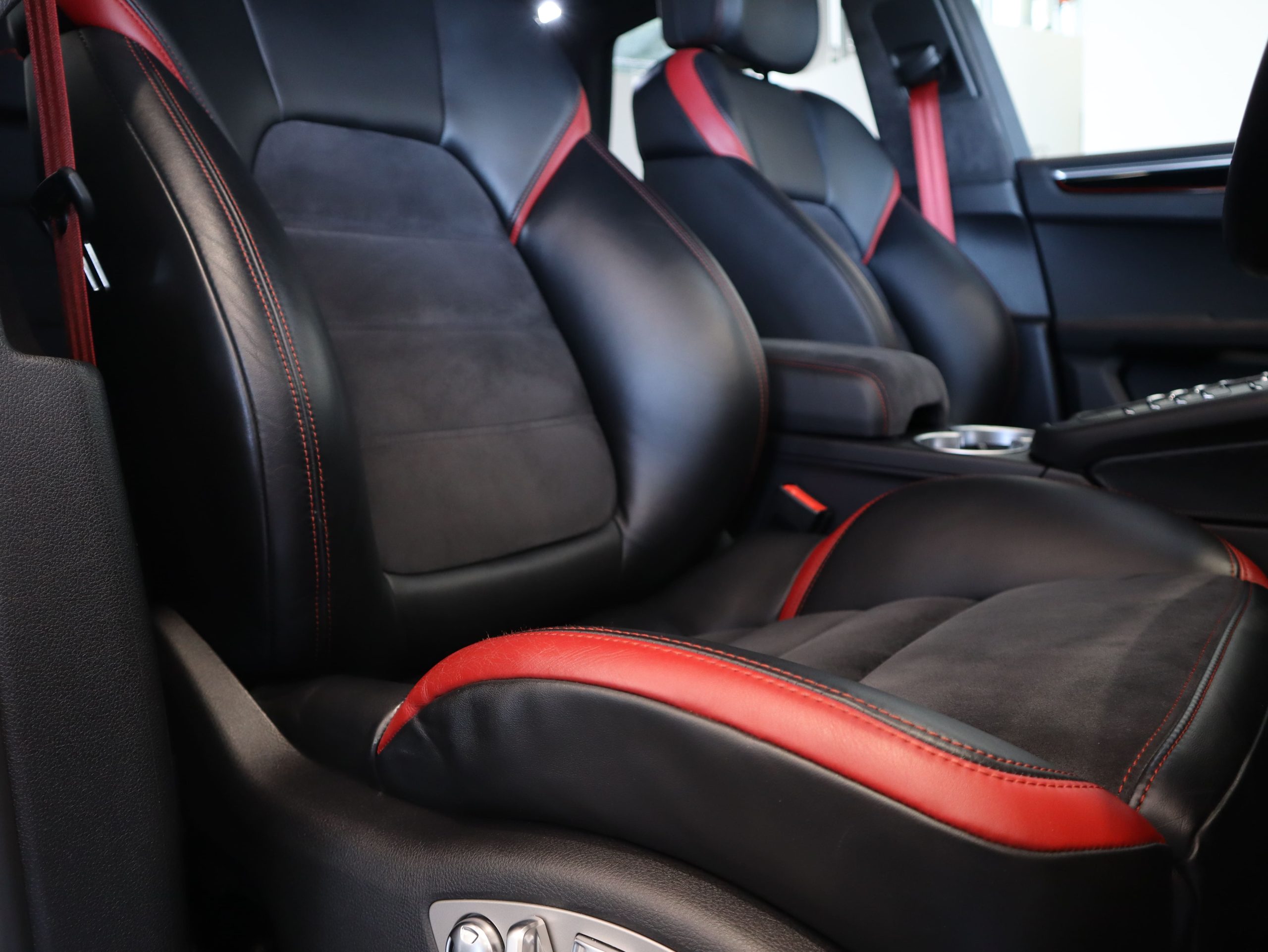 ポルシェマカンターボ特別仕様車<br>【Exclusive Performance Edition】<br>パフォーマンスパッケージ<br>ターボエクステリアパッケージ<br>EXCPエディションインテリアパッケージ<br>