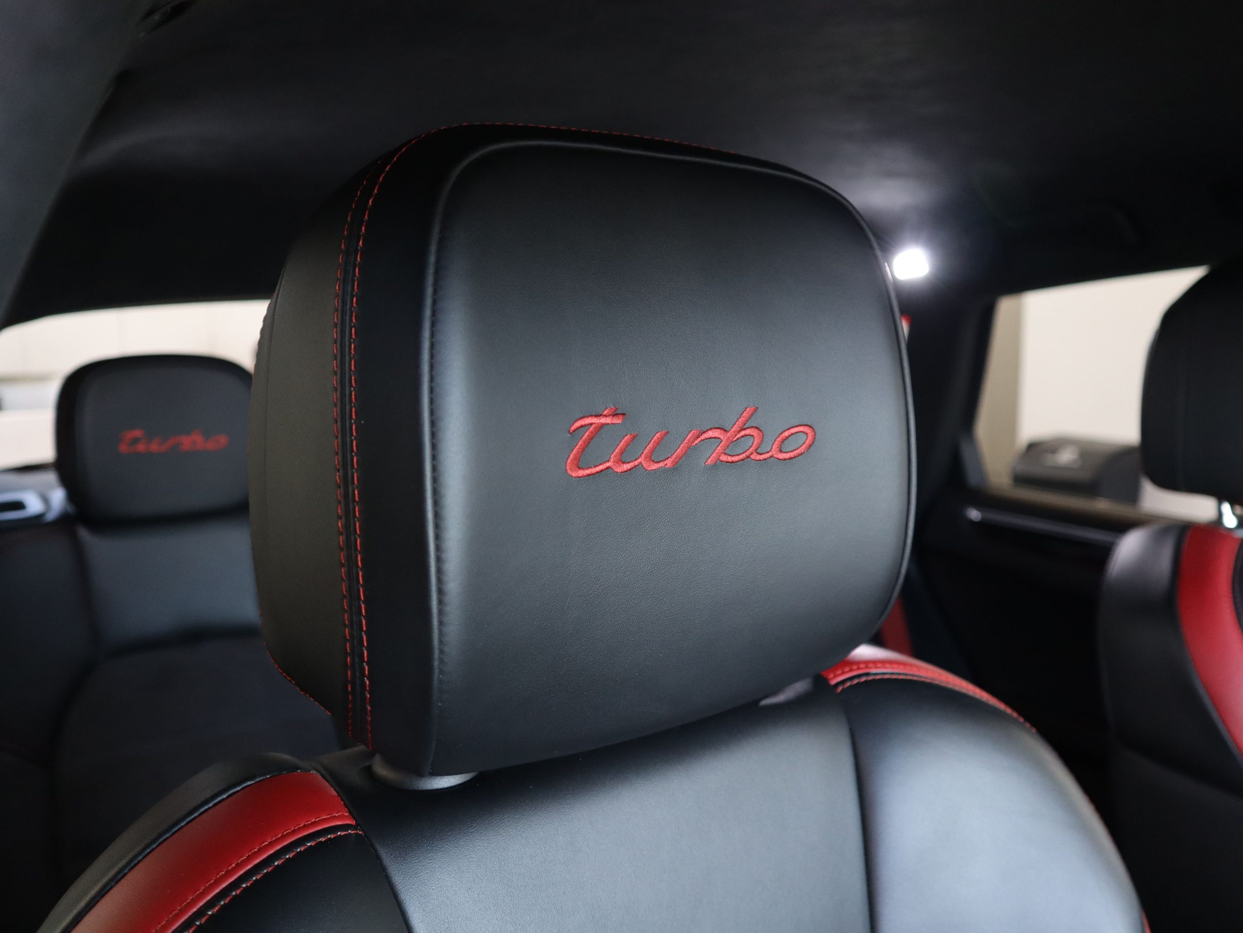 ポルシェマカンターボ特別仕様車<br>【Exclusive Performance Edition】<br>パフォーマンスパッケージ<br>ターボエクステリアパッケージ<br>EXCPエディションインテリアパッケージ<br>