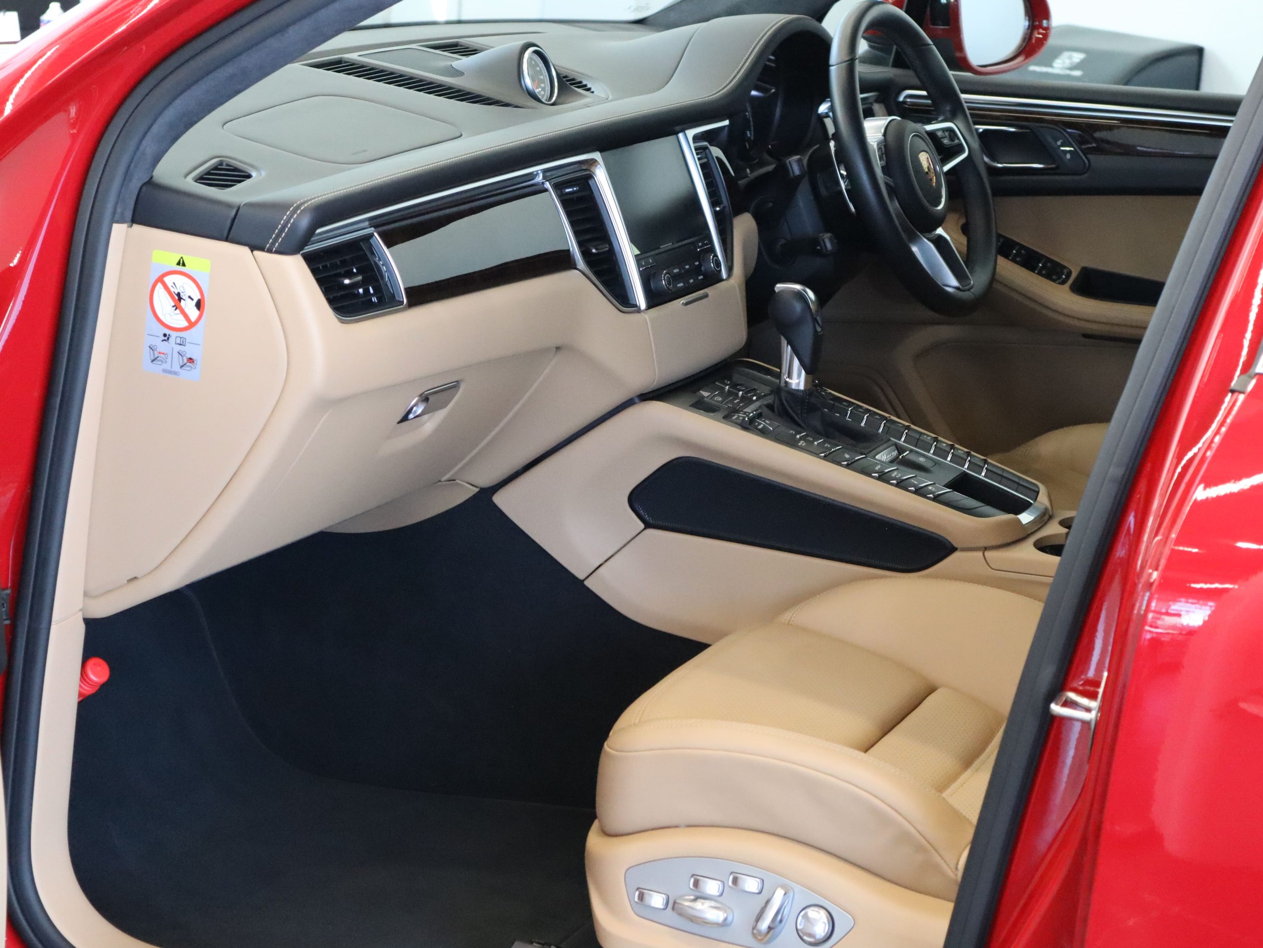ポルシェマカンターボ<br>スポーツクロノパッケージ<br>ツートンレザーインテリア<br>BOSEサラウンドサウンドシステム<br>エントリー＆ドライブシステム